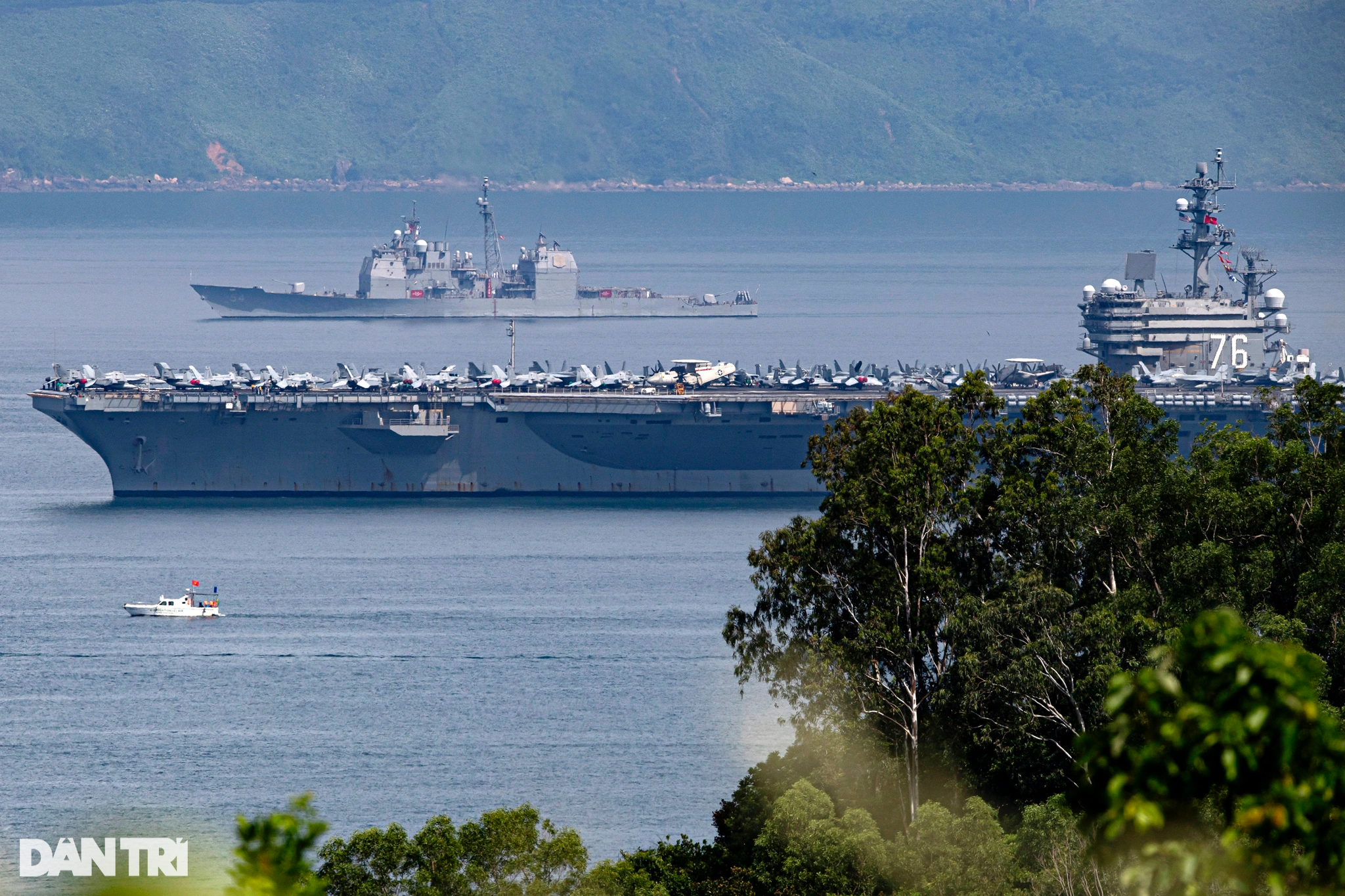 Cận cảnh tàu sân bay Mỹ USS Ronald Regan vào vịnh Đà Nẵng - 4