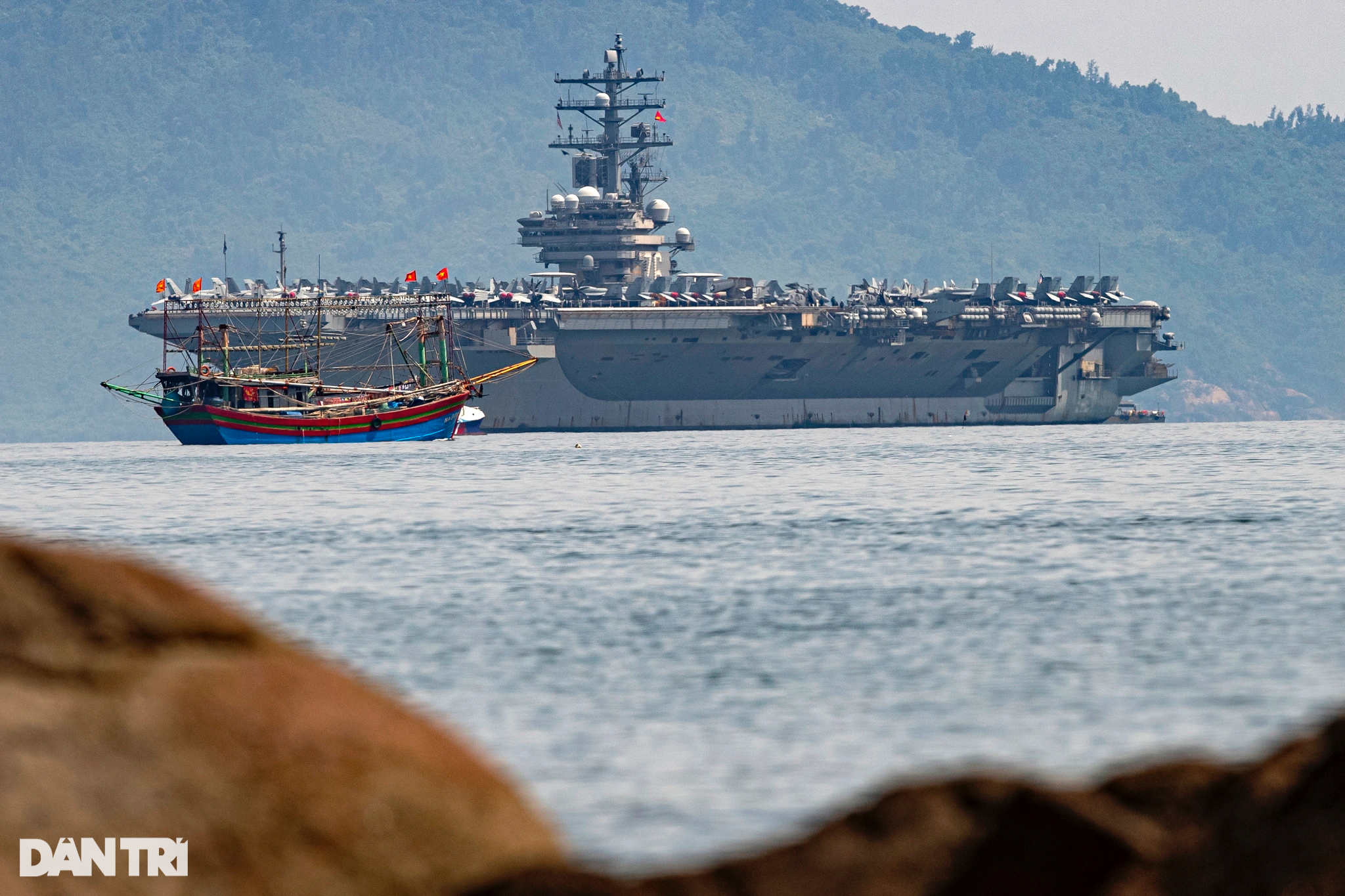 Cận cảnh tàu sân bay Mỹ USS Ronald Regan vào vịnh Đà Nẵng - 2