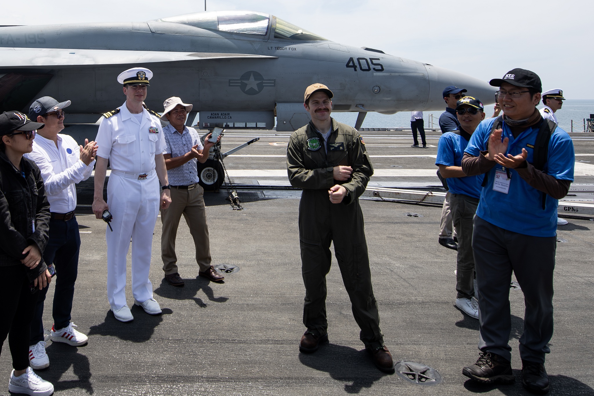 Khách tham quan thấy gì trên tàu sân bay Mỹ USS Ronald Reagan ở Đà Nẵng? - 7