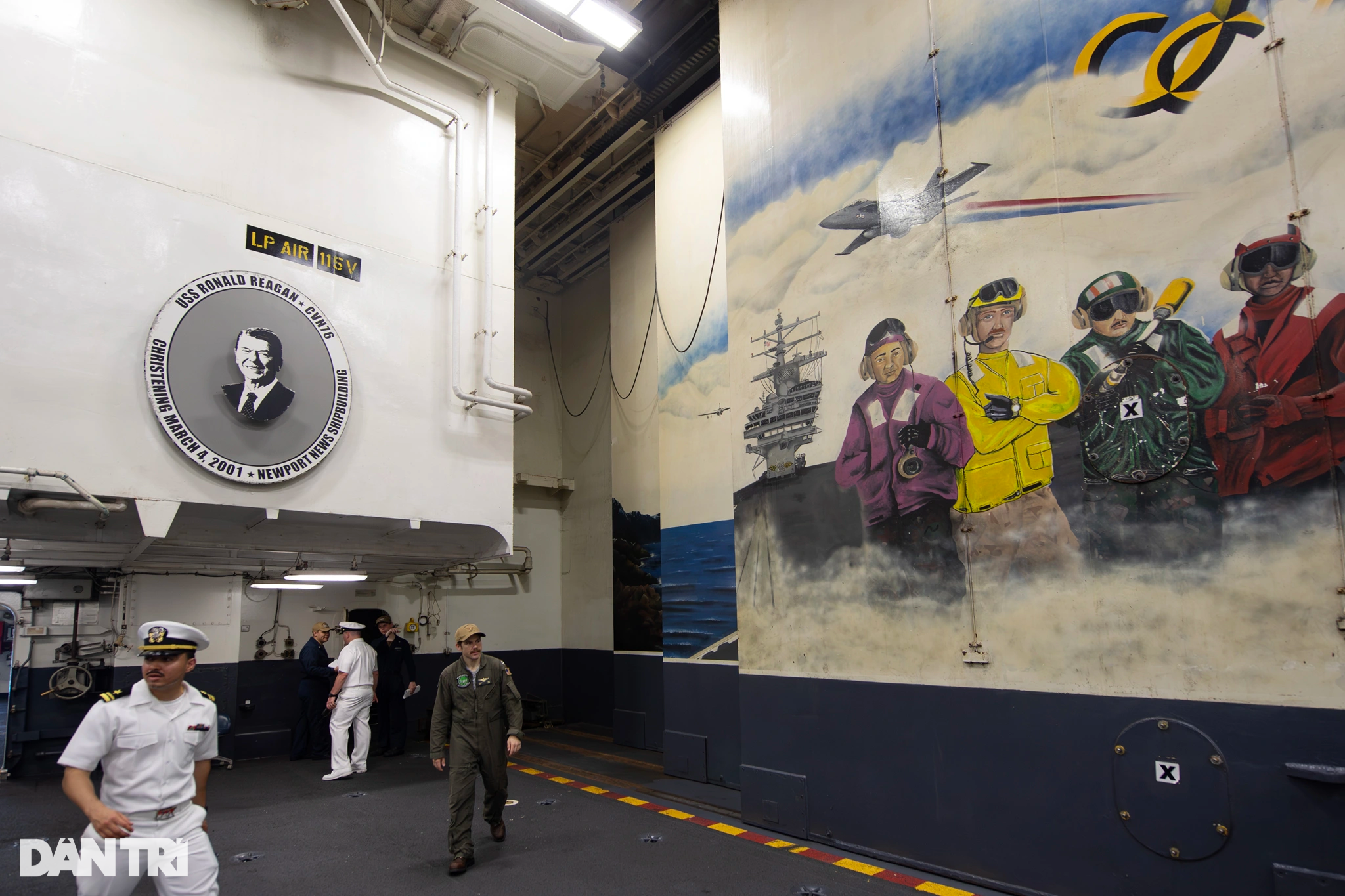 Khách tham quan thấy gì trên tàu sân bay Mỹ USS Ronald Reagan ở Đà Nẵng? - 12