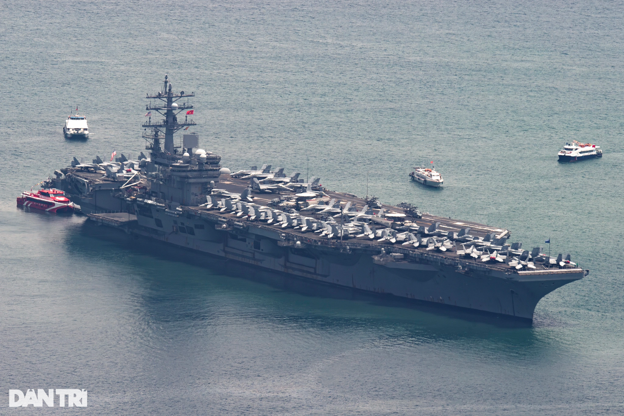 Khách tham quan thấy gì trên tàu sân bay Mỹ USS Ronald Reagan ở Đà Nẵng? - 1