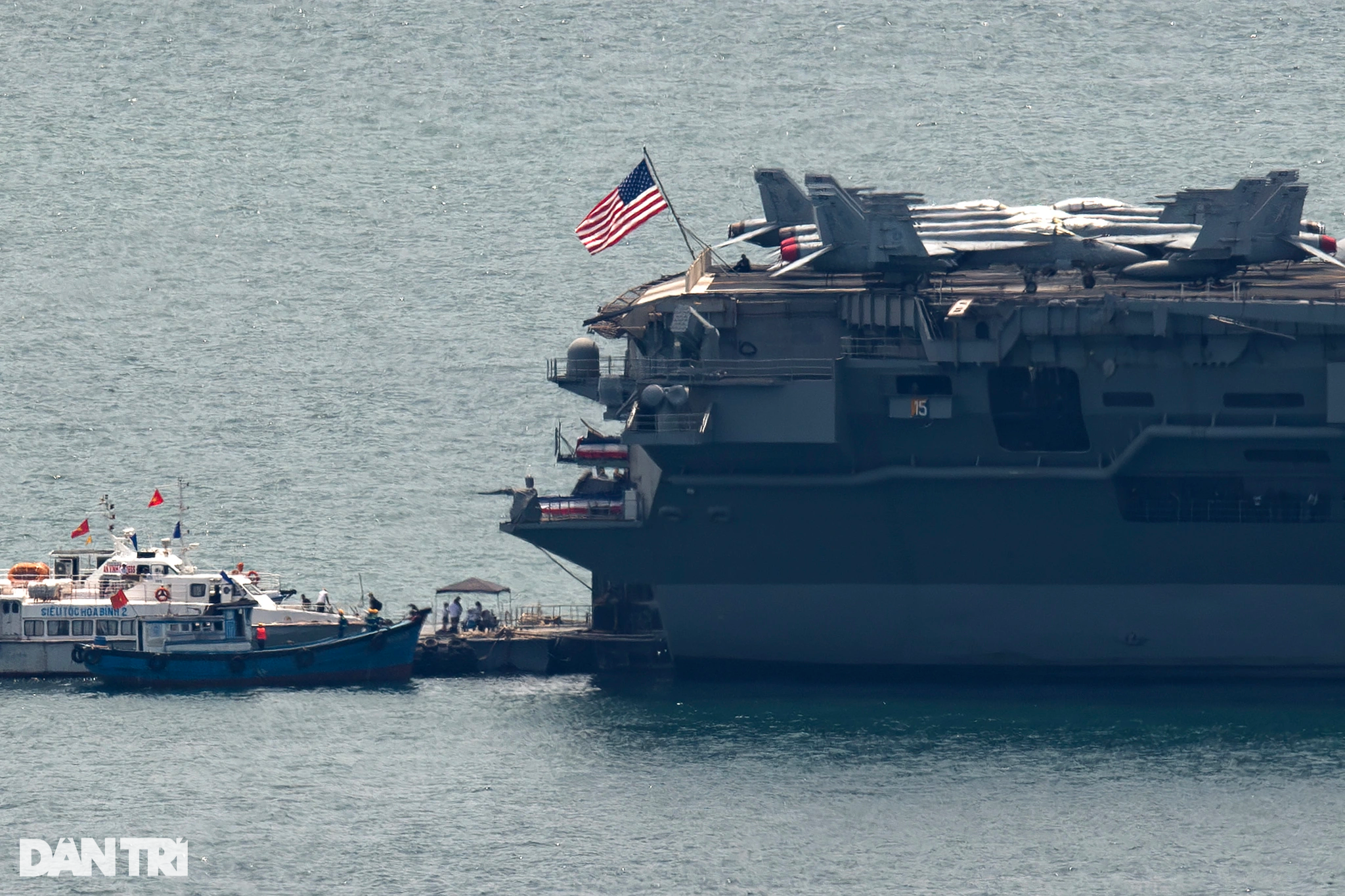 Khách tham quan thấy gì trên tàu sân bay Mỹ USS Ronald Reagan ở Đà Nẵng? - 2