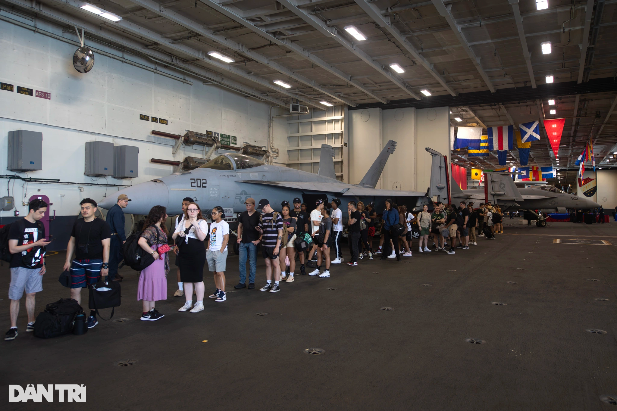 Khách tham quan thấy gì trên tàu sân bay Mỹ USS Ronald Reagan ở Đà Nẵng? - 14