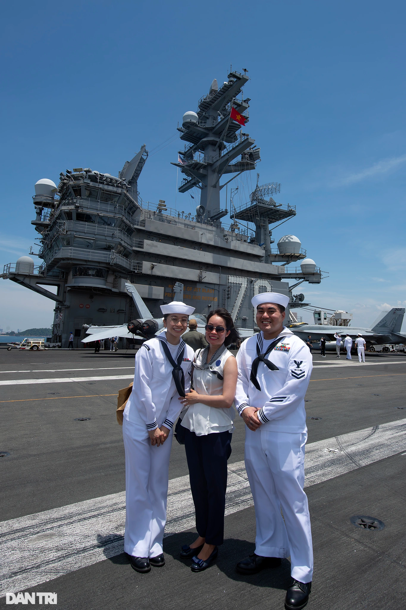 Khách tham quan thấy gì trên tàu sân bay Mỹ USS Ronald Reagan ở Đà Nẵng? - 9