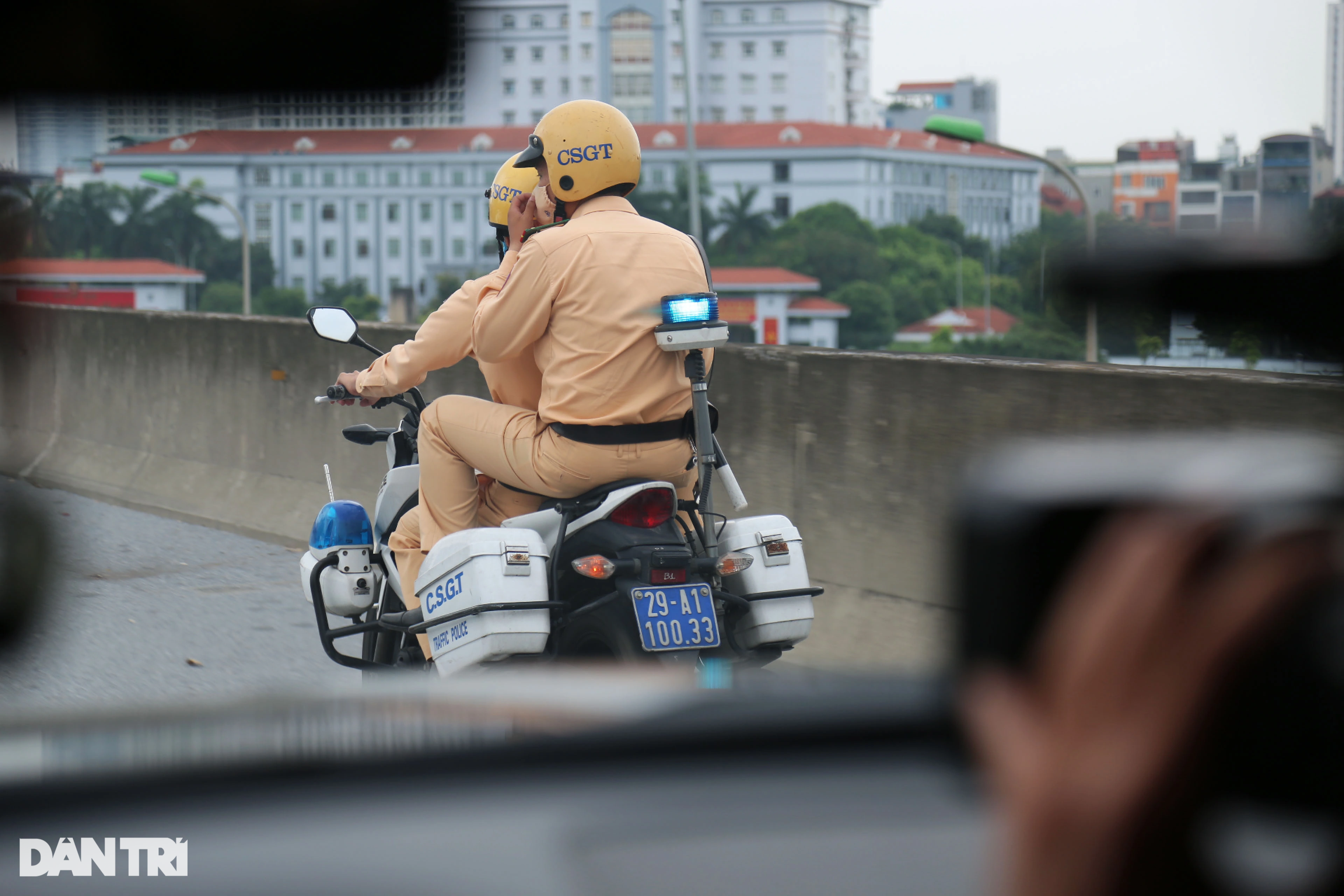 Nam tài xế BMW đi vào làn khẩn cấp Vành đai 3 vì vội về đưa vợ đi đẻ - 1