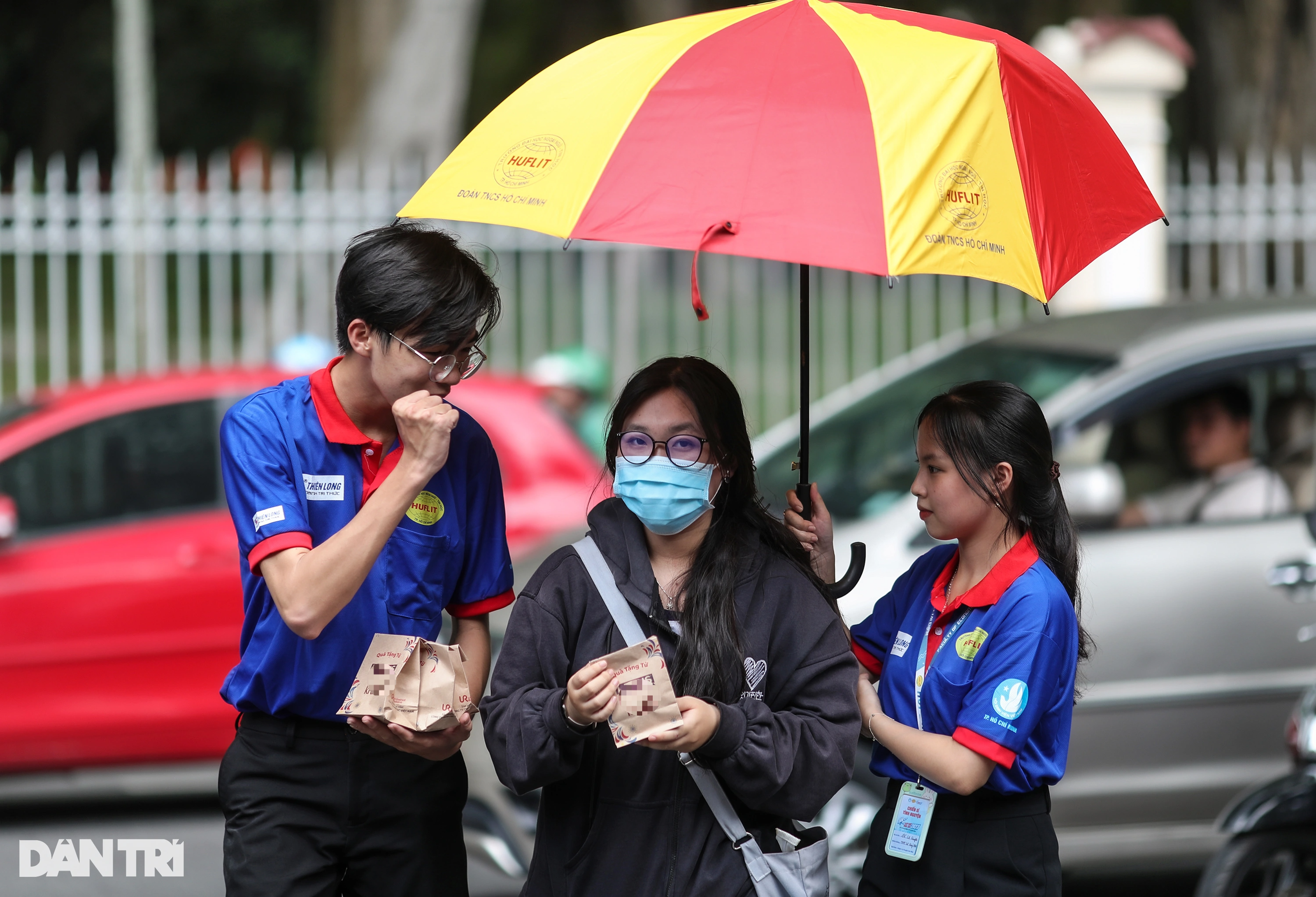 Phụ huynh, thí sinh TPHCM đội mưa trong ngày đầu kỳ thi THPT 2023 - 5