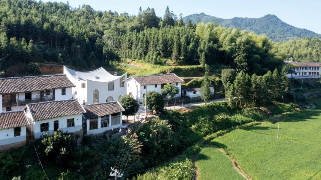 View - Trung Quốc: Con trai chi gần 3 tỷ đồng, làm nhà "bay" độc đáo tặng cha mẹ | Báo Dân trí