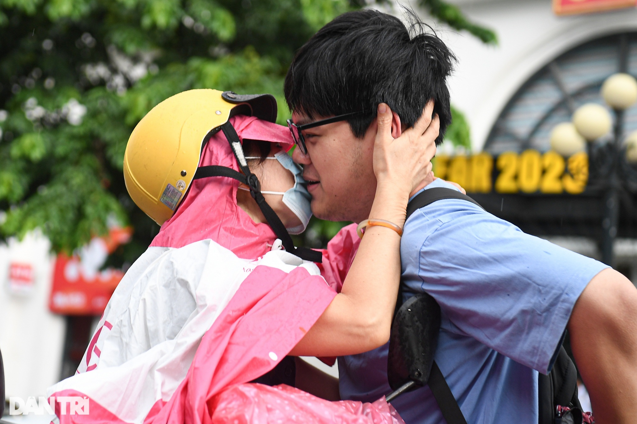 View - Thí sinh ôm đầu lo lắng, căng thẳng trước giờ thi môn ngữ văn | Báo Dân trí