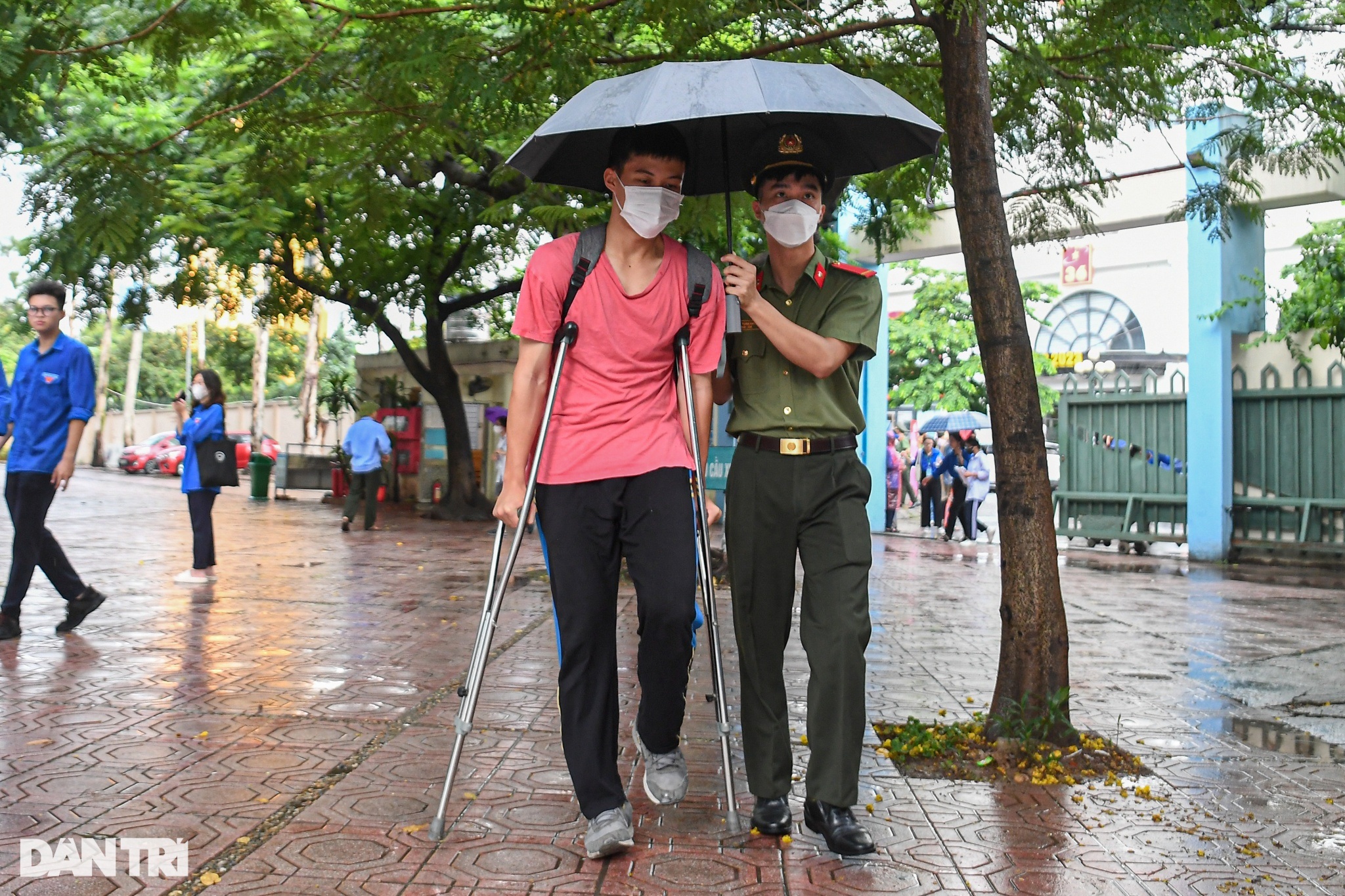 View - Thí sinh ôm đầu lo lắng, căng thẳng trước giờ thi môn ngữ văn | Báo Dân trí