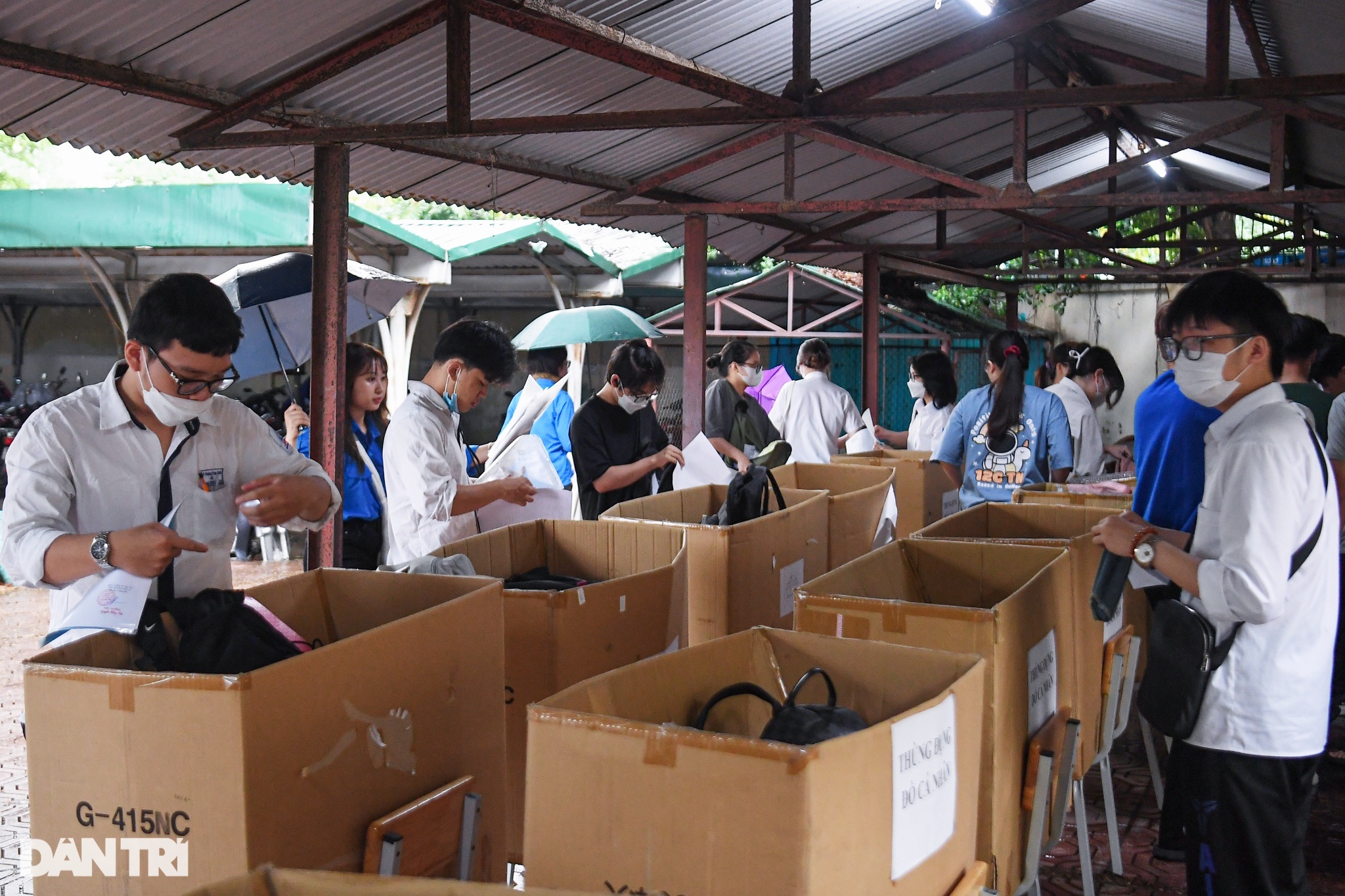 View - Thí sinh ôm đầu lo lắng, căng thẳng trước giờ thi môn ngữ văn | Báo Dân trí