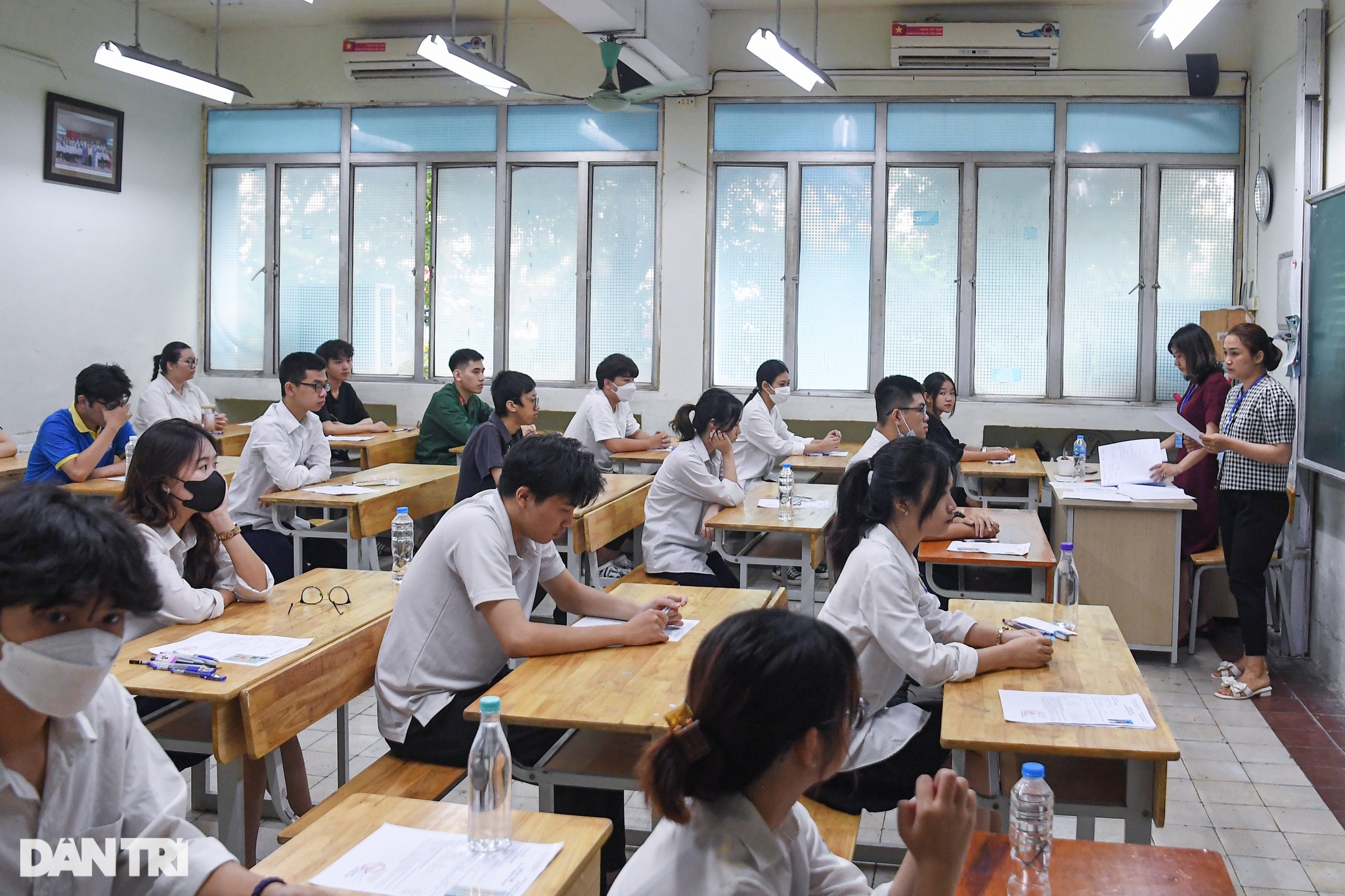 View - Thí sinh ôm đầu lo lắng, căng thẳng trước giờ thi môn ngữ văn | Báo Dân trí