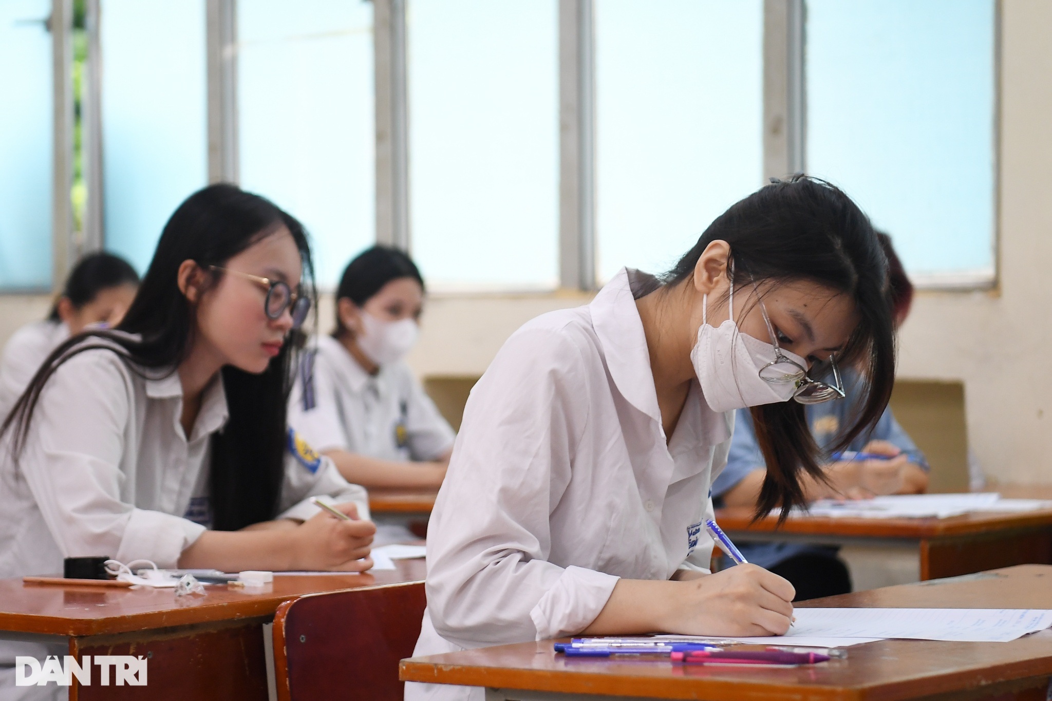 View - Thí sinh ôm đầu lo lắng, căng thẳng trước giờ thi môn ngữ văn | Báo Dân trí