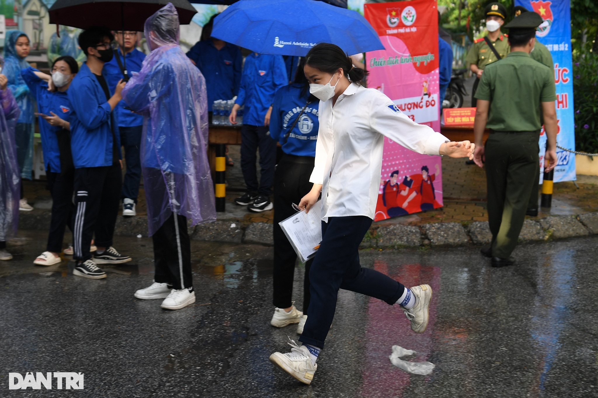 View - Thí sinh ôm đầu lo lắng, căng thẳng trước giờ thi môn ngữ văn | Báo Dân trí