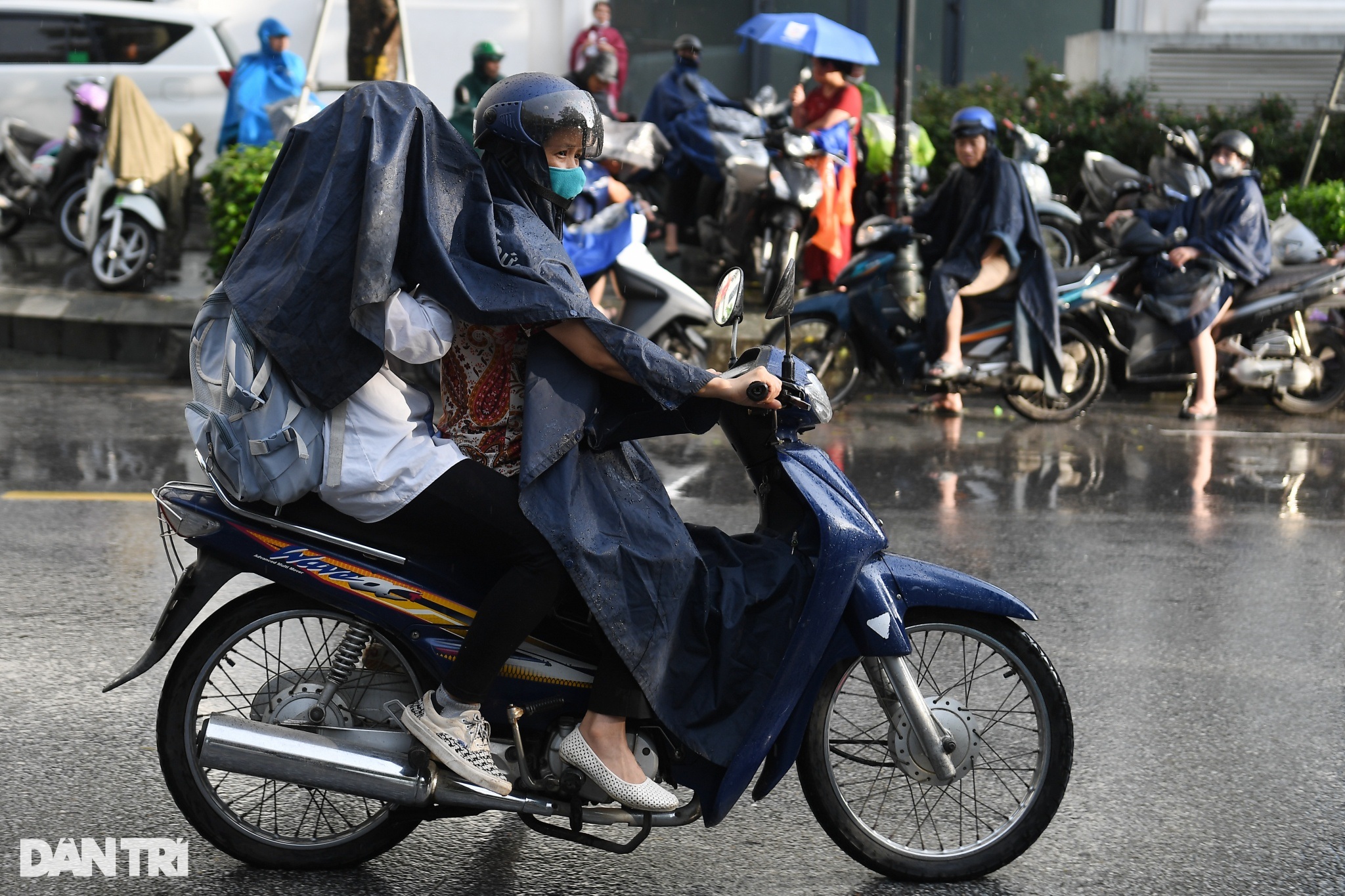 View - Thí sinh ôm đầu lo lắng, căng thẳng trước giờ thi môn ngữ văn | Báo Dân trí
