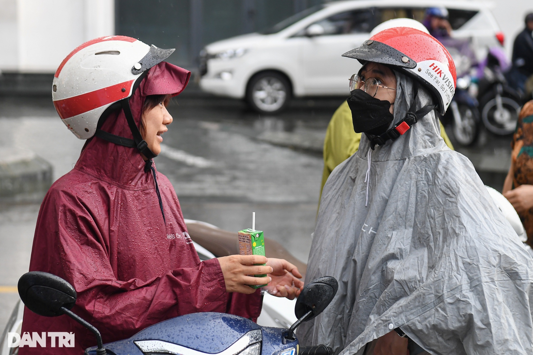 View - Thí sinh ôm đầu lo lắng, căng thẳng trước giờ thi môn ngữ văn | Báo Dân trí