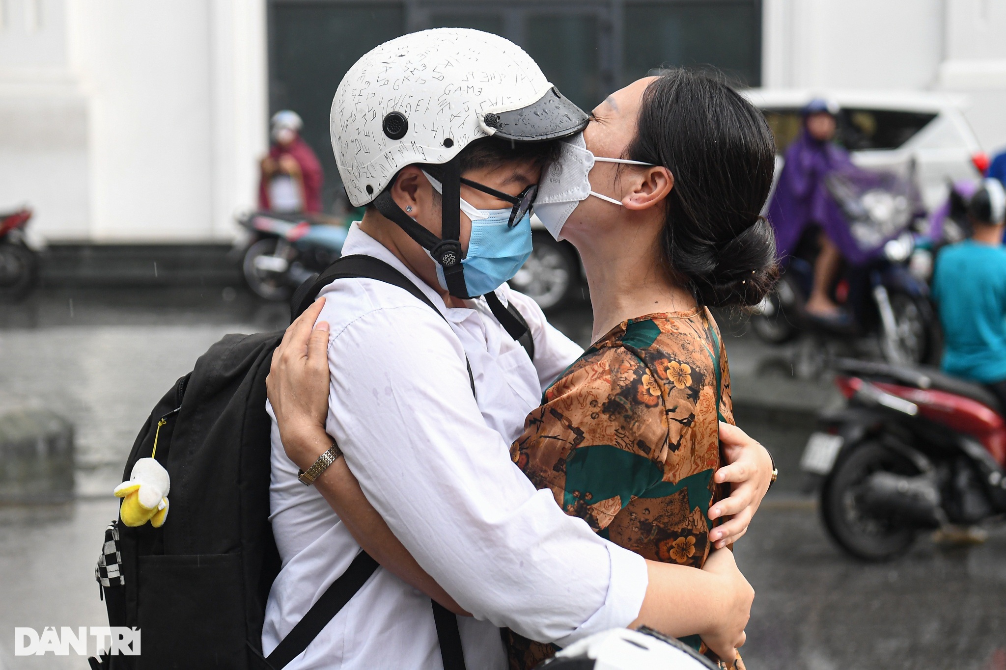 View - Thí sinh ôm đầu lo lắng, căng thẳng trước giờ thi môn ngữ văn | Báo Dân trí