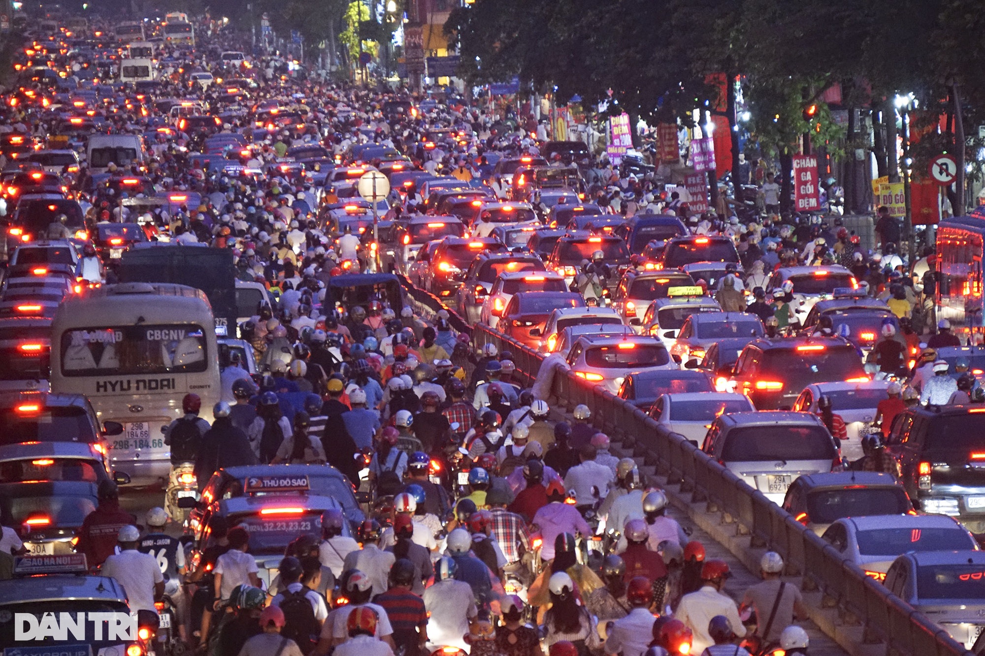 Những hình ảnh cho thấy trung tâm Hà Nội đang ngày càng chật chội - 8