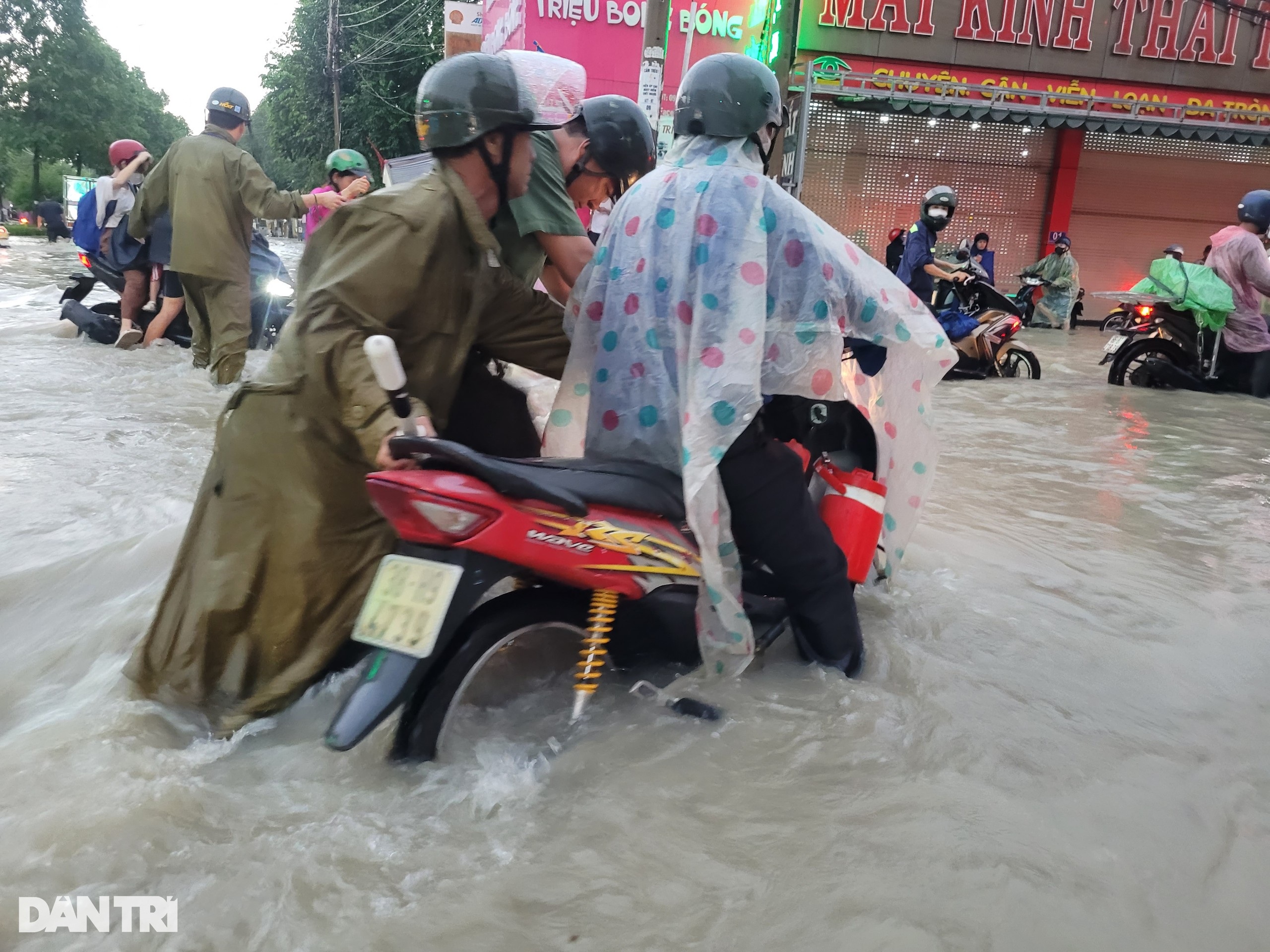 TP Biên Hòa ngập sâu, công an xuống đường hỗ trợ người dân - 2