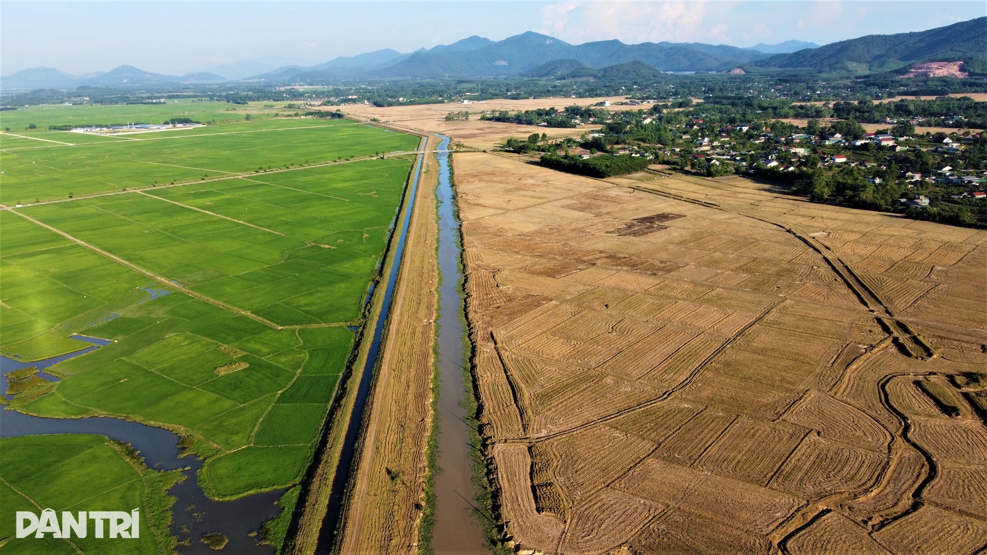 ແຍກອອກດ້ວຍຄອງນ້ຳ, ຂ້າງນີ້ທົ່ງນາຂຽວອຸ່ມທຸ່ມ, ອີກດ້ານໜຶ່ງທົ່ງນາແຫ້ງແລ້ງ - 9 Cách nhau một con kênh, bên này lúa xanh tốt, bên kia ruộng đồng khô hạn - 9