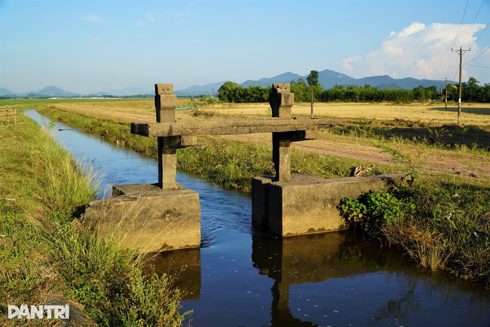 ຂ້າງນີ້ແມ່ນທົ່ງນາຂຽວອຸ່ມທຸ່ມ, ອີກດ້ານໜຶ່ງທົ່ງນາແຫ້ງແລ້ງ - 10 Cách nhau một con kênh, bên này lúa xanh tốt, bên kia ruộng đồng khô hạn - 10