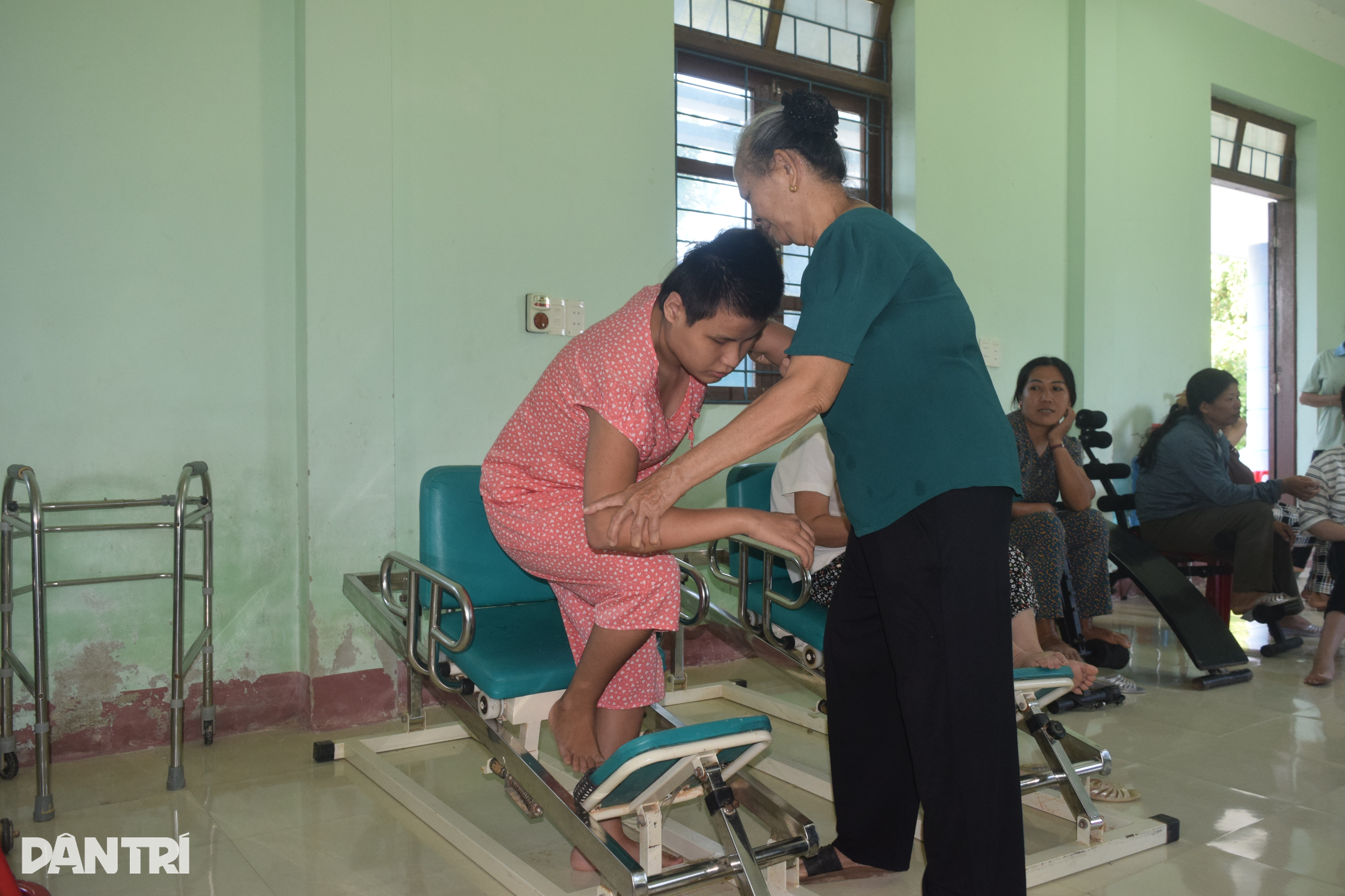 View - Người mẹ già đặc biệt của hàng trăm trẻ khuyết tật | Báo Dân trí