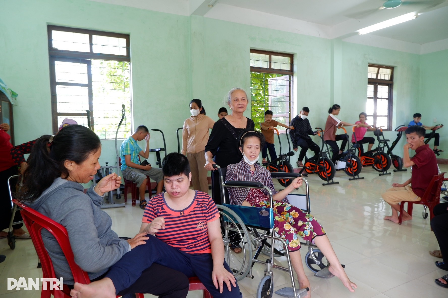 View - Người mẹ già đặc biệt của hàng trăm trẻ khuyết tật | Báo Dân trí