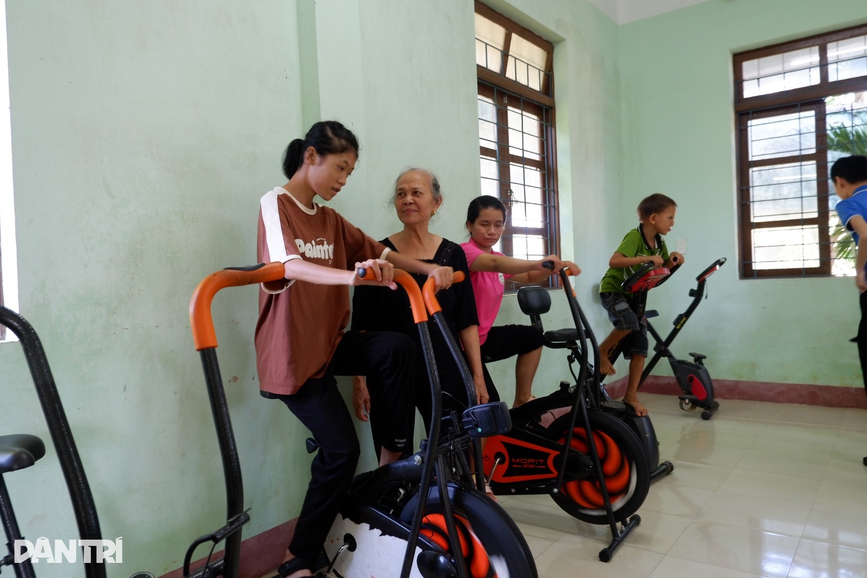 View - Người mẹ già đặc biệt của hàng trăm trẻ khuyết tật | Báo Dân trí