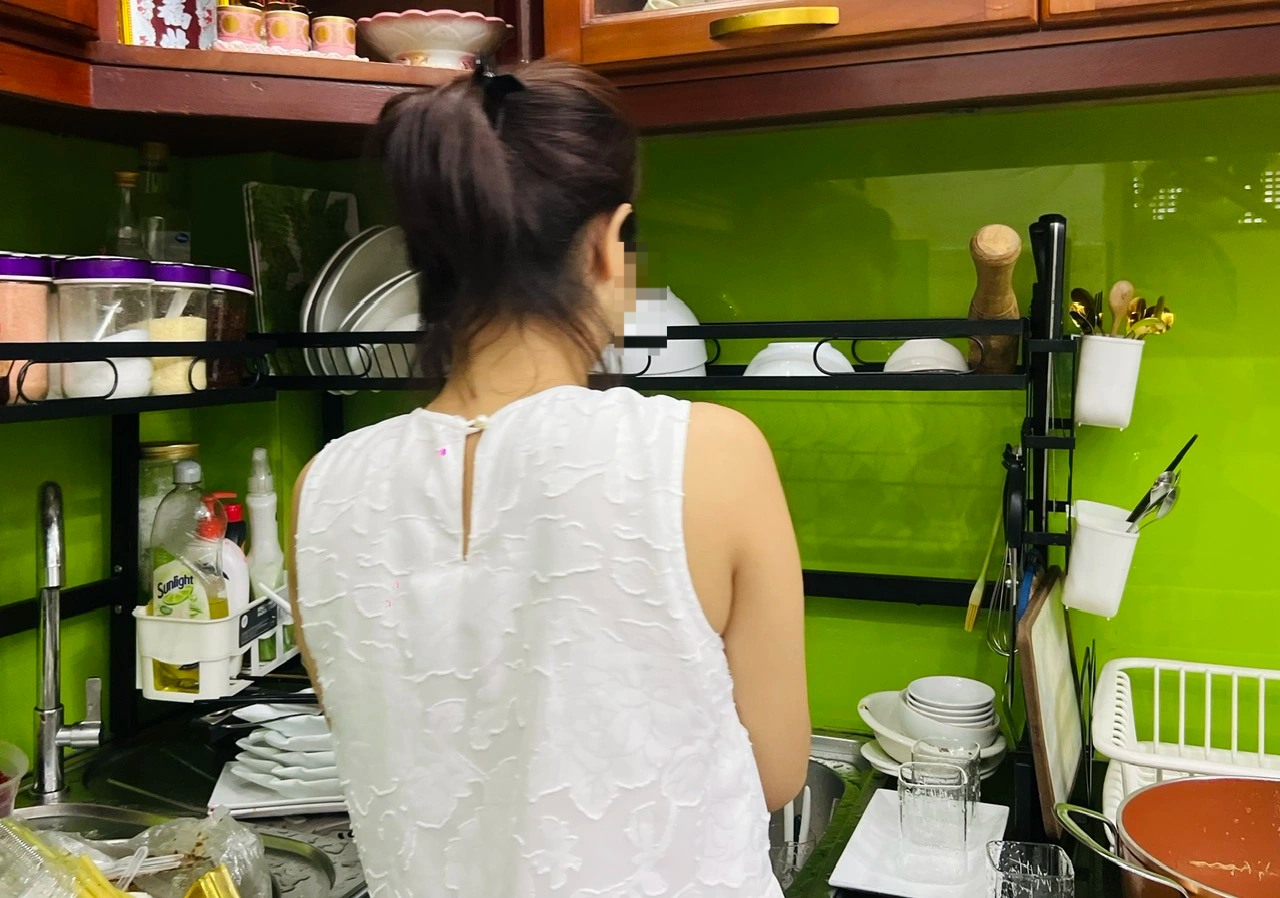 ສາວງາມທີ່ເຮັດວຽກເປັນແມ່ບ້ານຖືກຖາມວ່າ: ເປັນຫຍັງເຈົ້າບໍ່ເປັນເດັກນ້ໍາ? - 1 Cô gái đẹp đi giúp việc nhà nghe hỏi: Sao không làm sugar baby? - 1