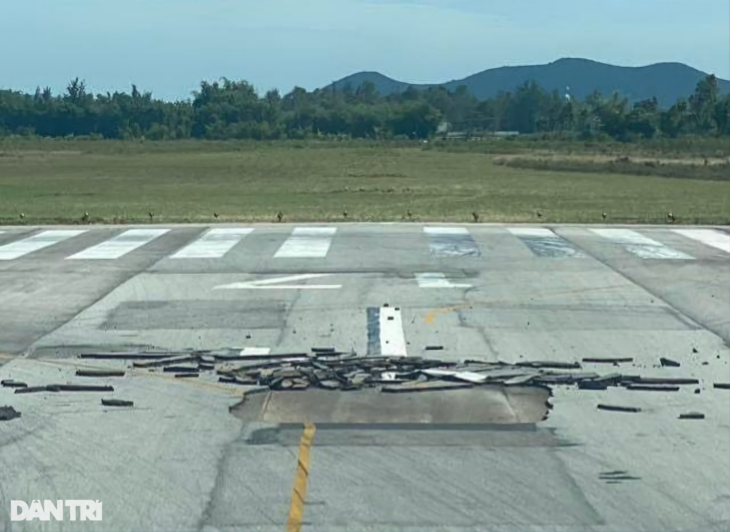 Đường băng sân bay Vinh nứt vỡ, hàng chục chuyến bay phải tạm hoãn - 1
