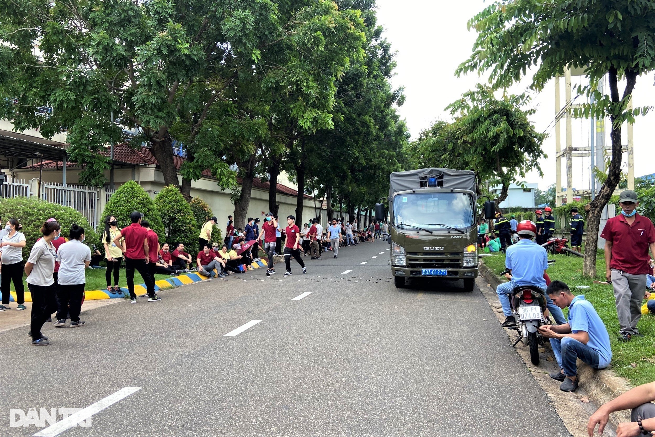 Cháy kho sơn xưởng gỗ ở TPHCM, hàng trăm công nhân tháo chạy - 2