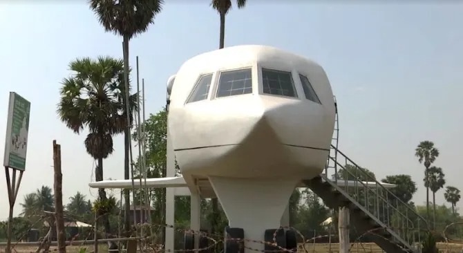 View - Dốc hết tiền tiết kiệm, anh thợ xây ở Campuchia làm nhà hình máy bay độc lạ | Báo Dân trí