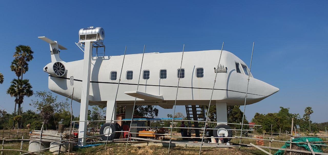 View - Dốc hết tiền tiết kiệm, anh thợ xây ở Campuchia làm nhà hình máy bay độc lạ | Báo Dân trí