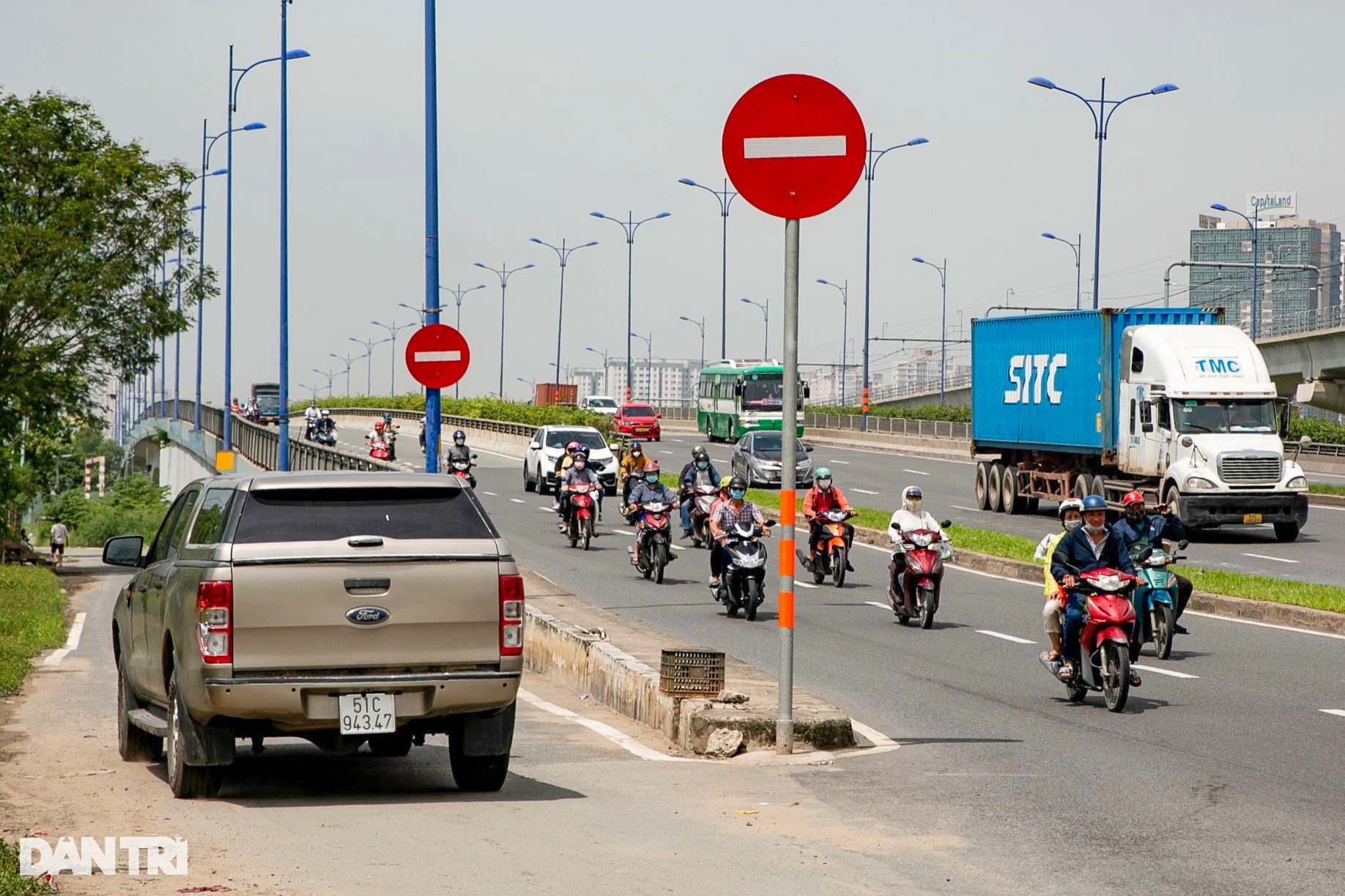 Ô tô đi ngược chiều để né trạm thu phí Xa lộ Hà Nội hơn một năm - 1 Ô tô đi ngược chiều để né trạm thu phí Xa lộ Hà Nội hơn một năm - 1