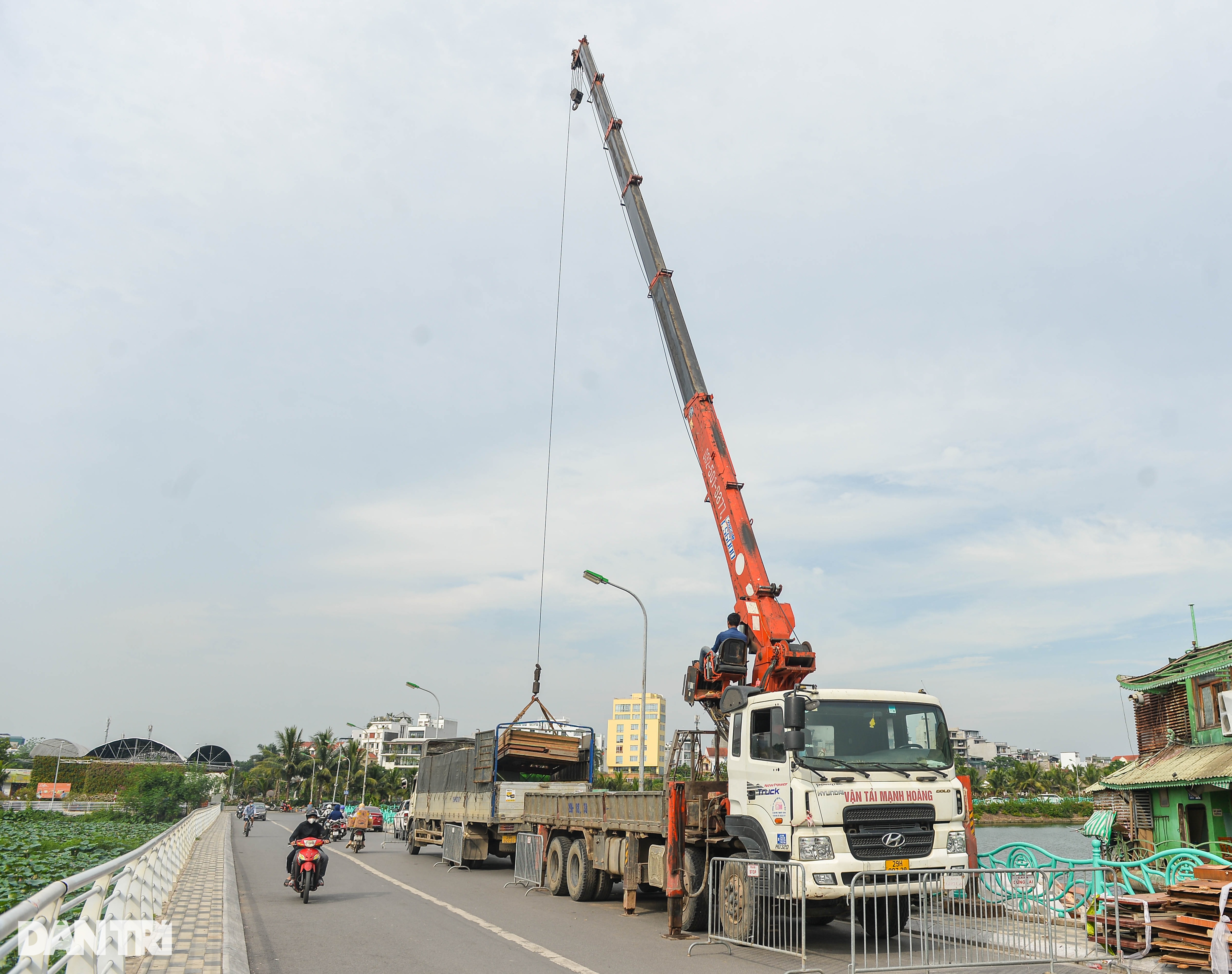 Tháo dỡ du thuyền cuối cùng ra khỏi hồ Tây - 2