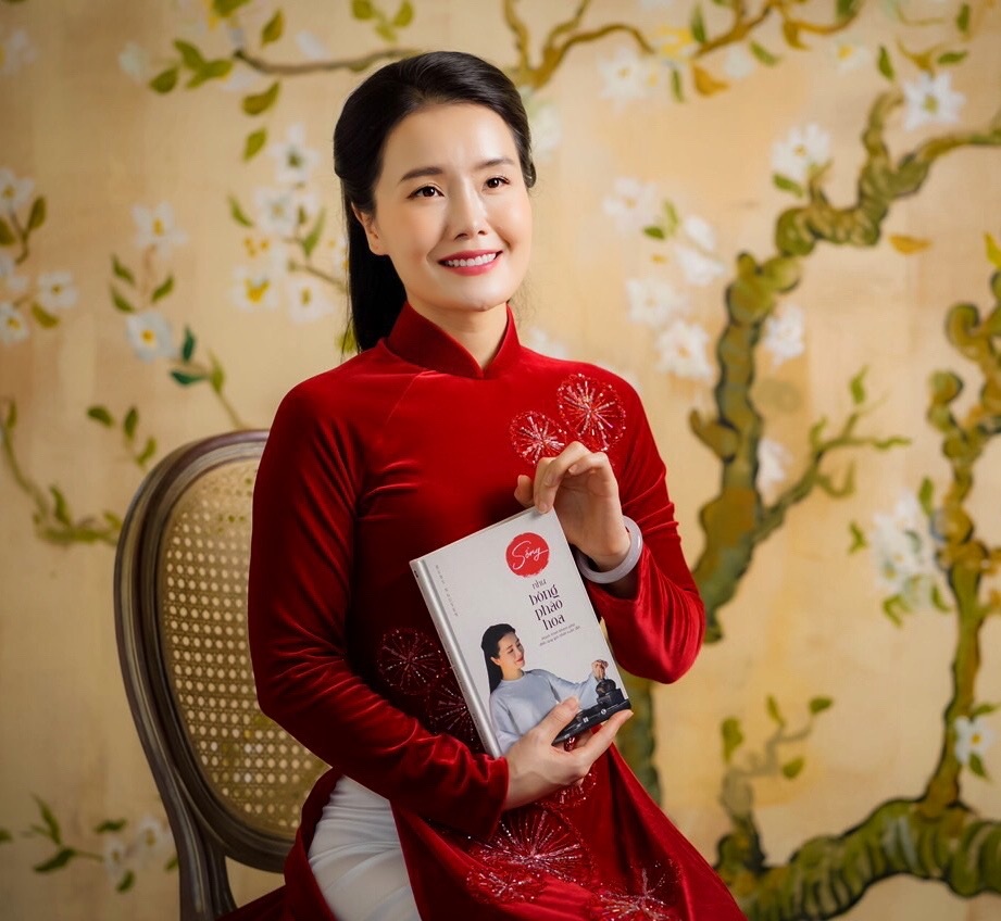 Ruby Nguyen ດົນໃຈຜ່ານການເຮັດວຽກຂອງຕົນດໍາລົງຊີວິດຄືບັ້ງໄຟ - 1 Ruby Nguyen truyền cảm hứng qua tác phẩm Sống như bông pháo hoa - 1