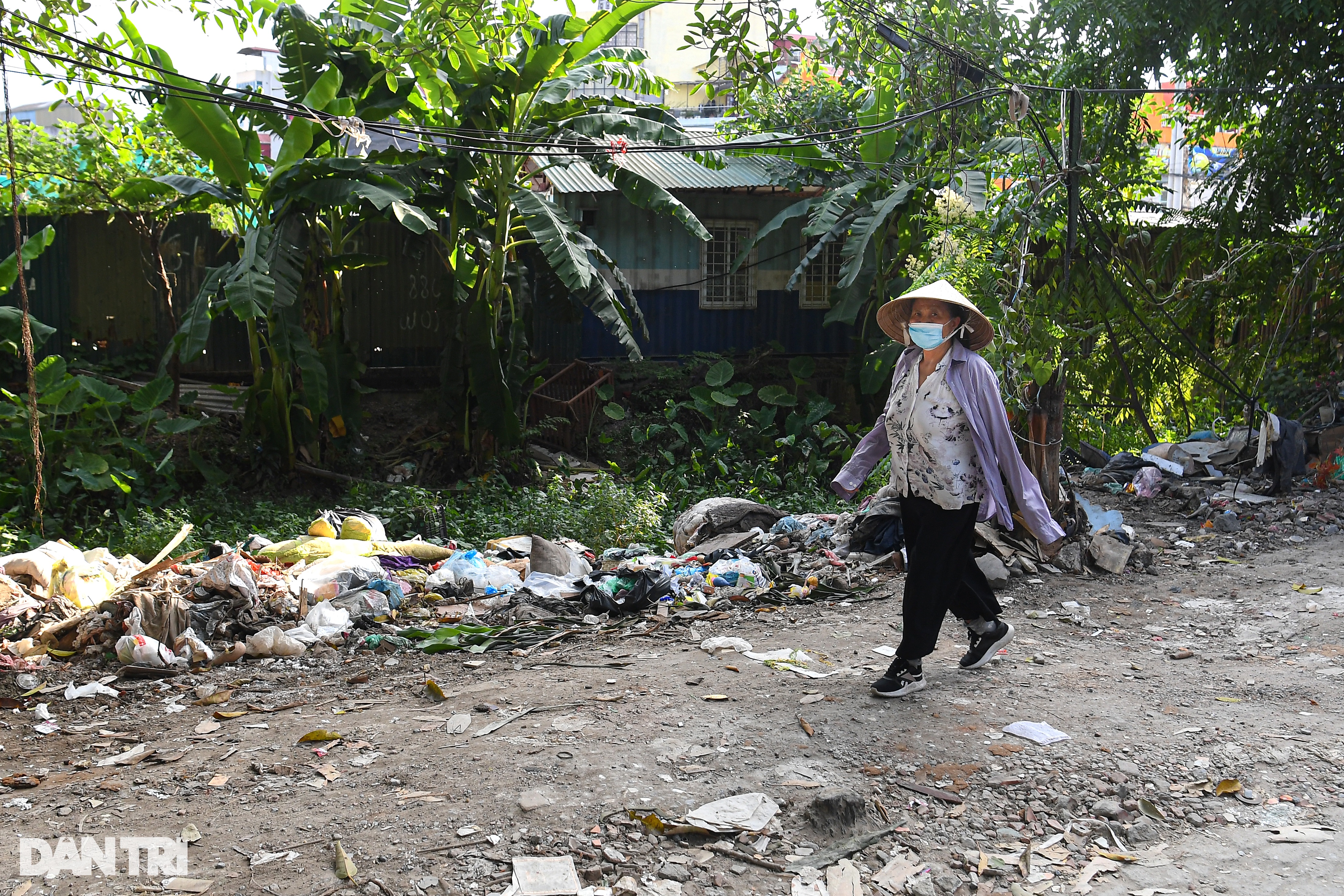 Hà Nội: Con ngõ dài 200m ngập trong rác khiến người dân khốn khổ - 2