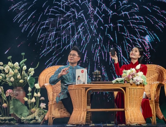 Ruby Nguyen ດົນໃຈຜ່ານການເຮັດວຽກຂອງຕົນດໍາລົງຊີວິດຄືບັ້ງໄຟ - 2 Ruby Nguyen truyền cảm hứng qua tác phẩm Sống như bông pháo hoa - 2