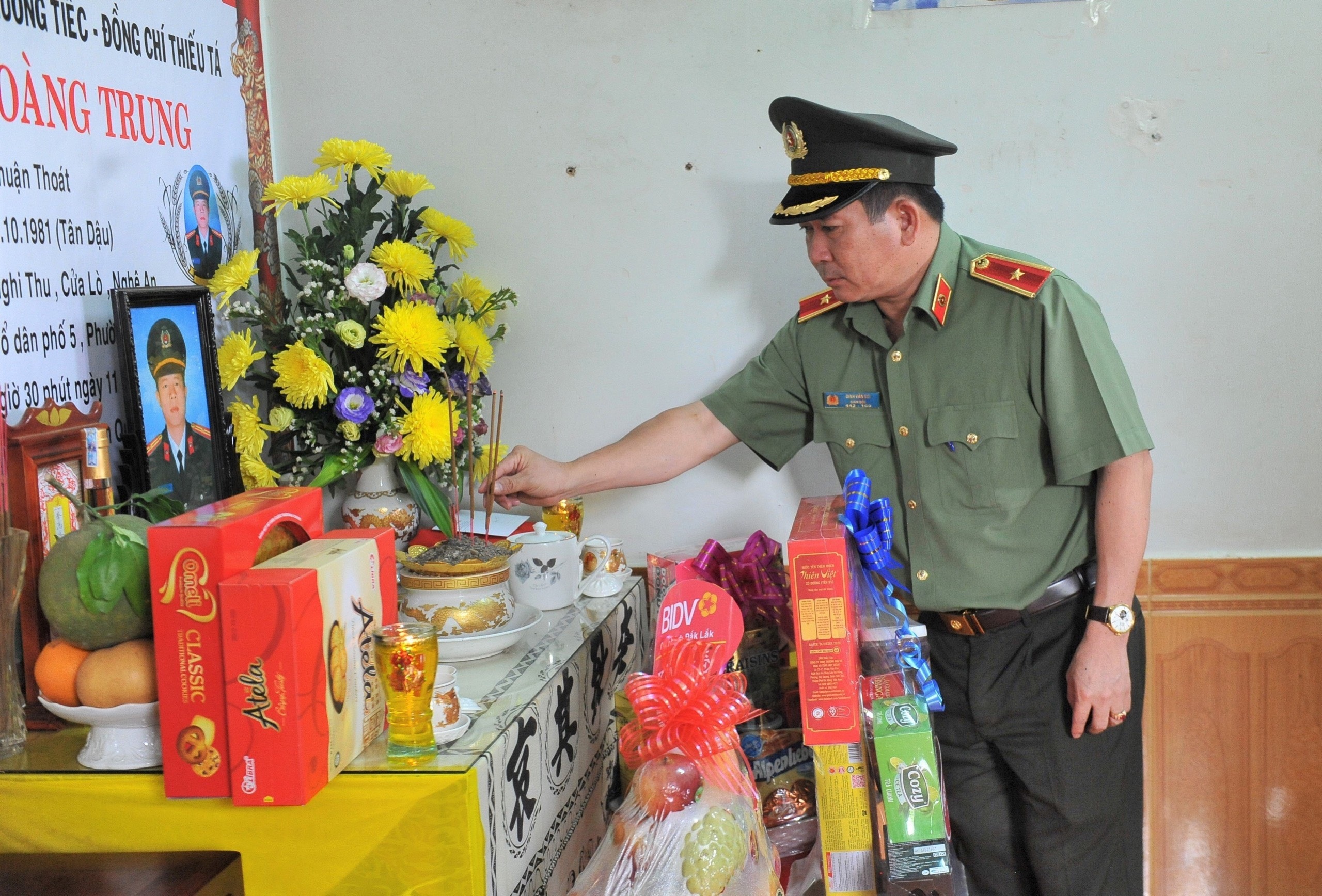 Thiếu tướng Đinh Văn Nơi thăm gia đình liệt sĩ trong vụ tấn công ở Đắk Lắk - 1