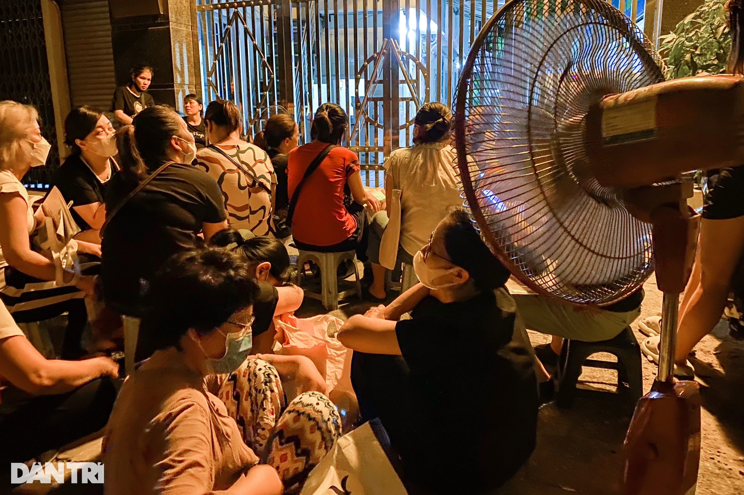 View - Nửa đêm phụ huynh quây trường Hoàng Cầu, Tạ Quang Bửu giành suất học lớp 10 | Báo Dân trí