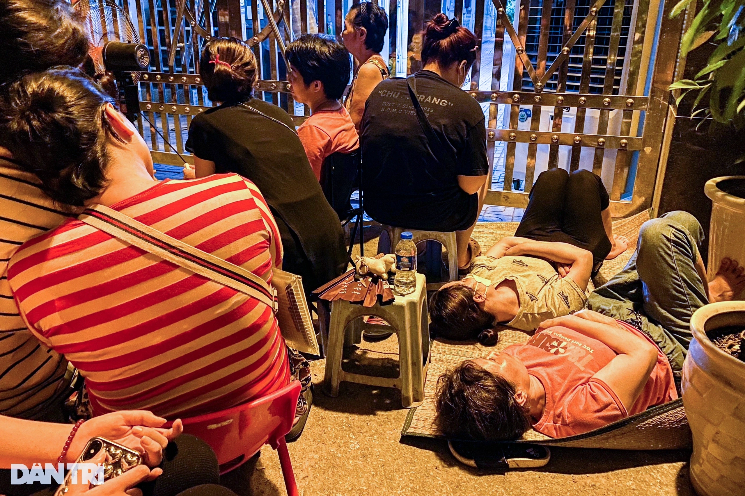 View - Nửa đêm phụ huynh quây trường Hoàng Cầu, Tạ Quang Bửu giành suất học lớp 10 | Báo Dân trí