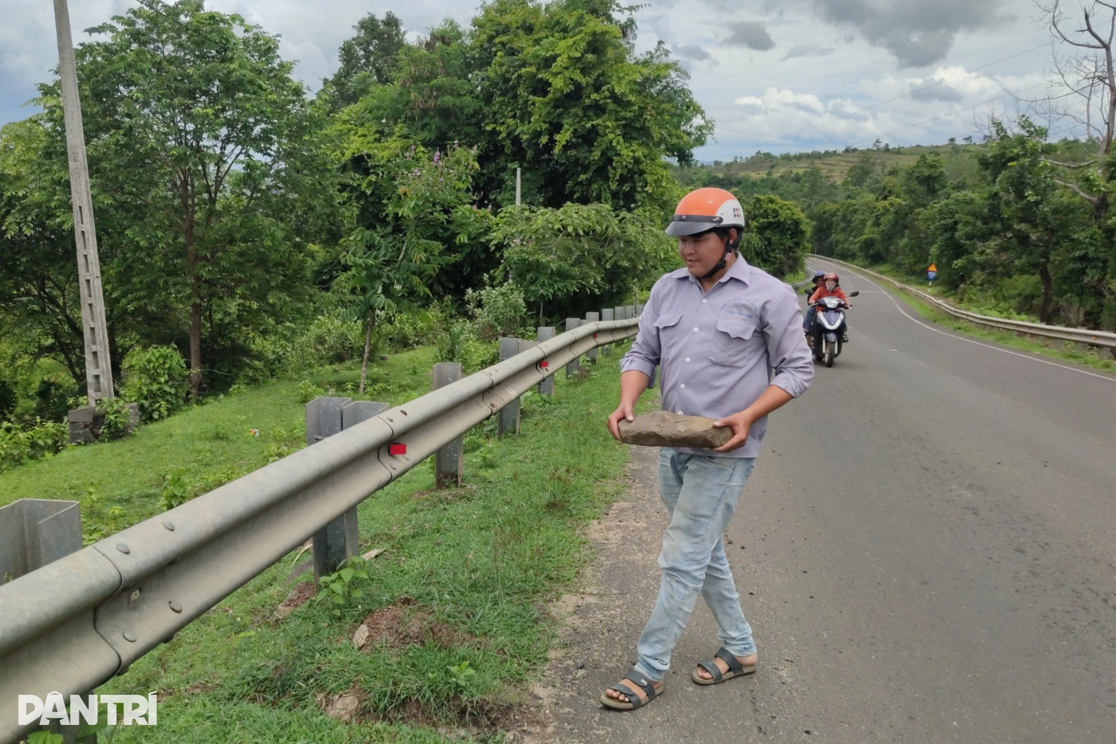 햇빛과 비 속에서 작업하며 도로 표면을 닦는 작업 - 4 Nghề đội nắng, dầm mưa, đánh bóng mặt đường - 4
