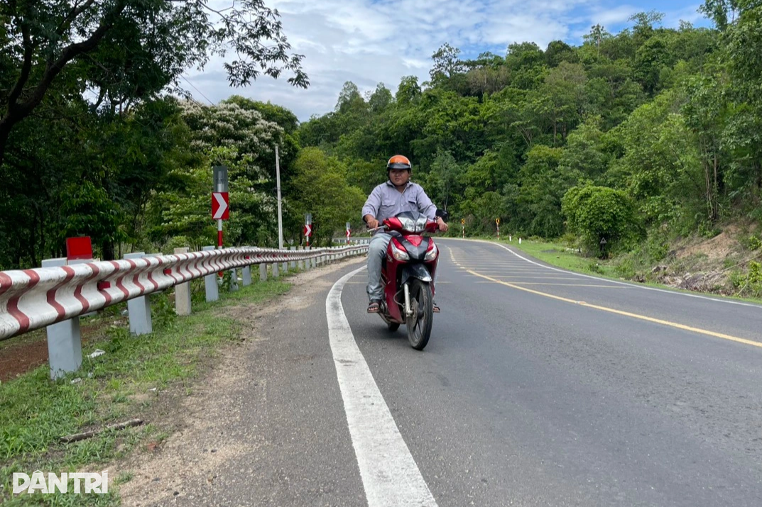 햇빛과 비 속에서 작업하며 도로 표면을 닦는 작업 - 2 Nghề đội nắng, dầm mưa, đánh bóng mặt đường - 2