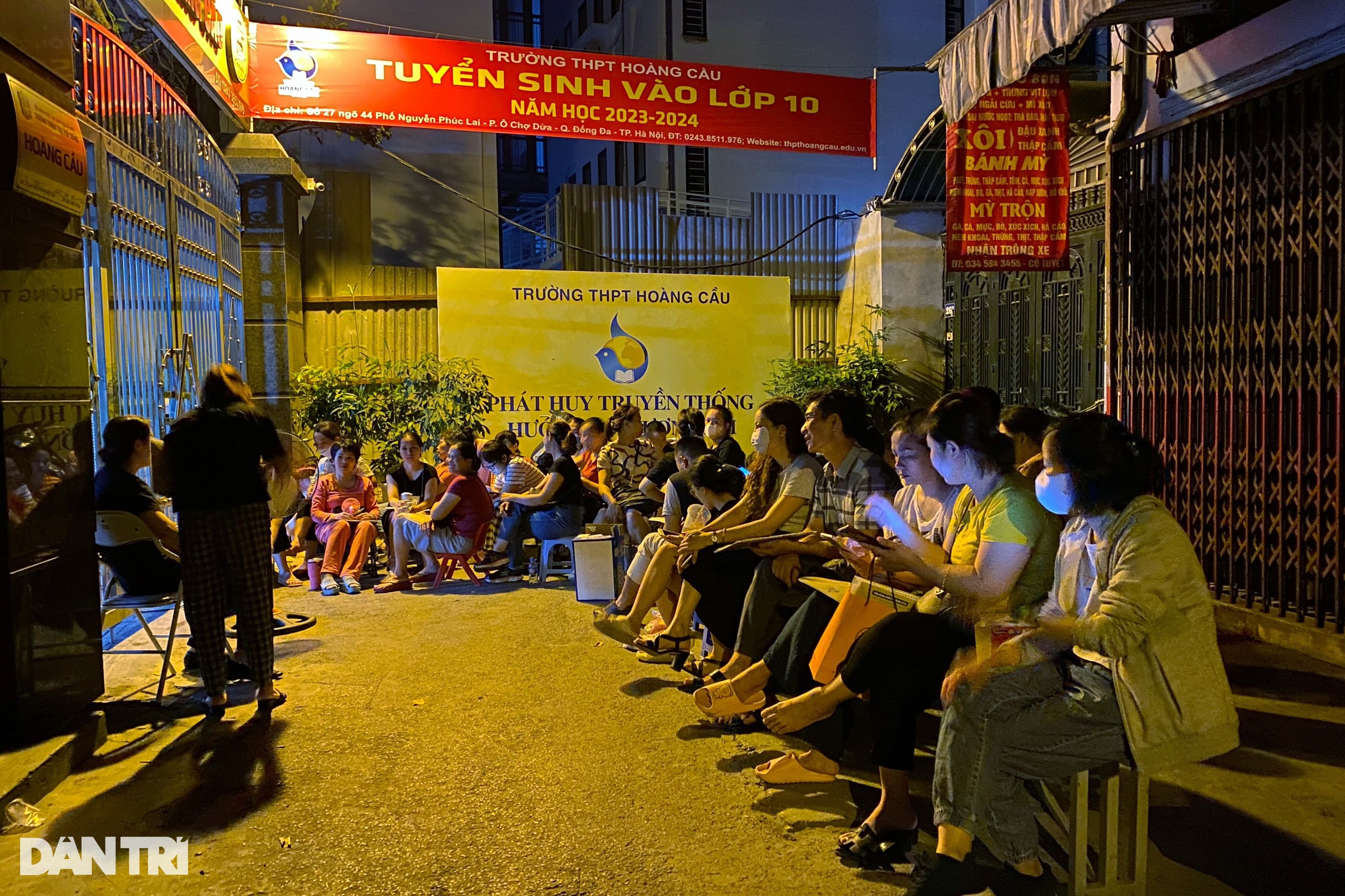 Nửa đêm phụ huynh quây trường Hoàng Cầu, Tạ Quang Bửu giành suất học lớp 10 - 1