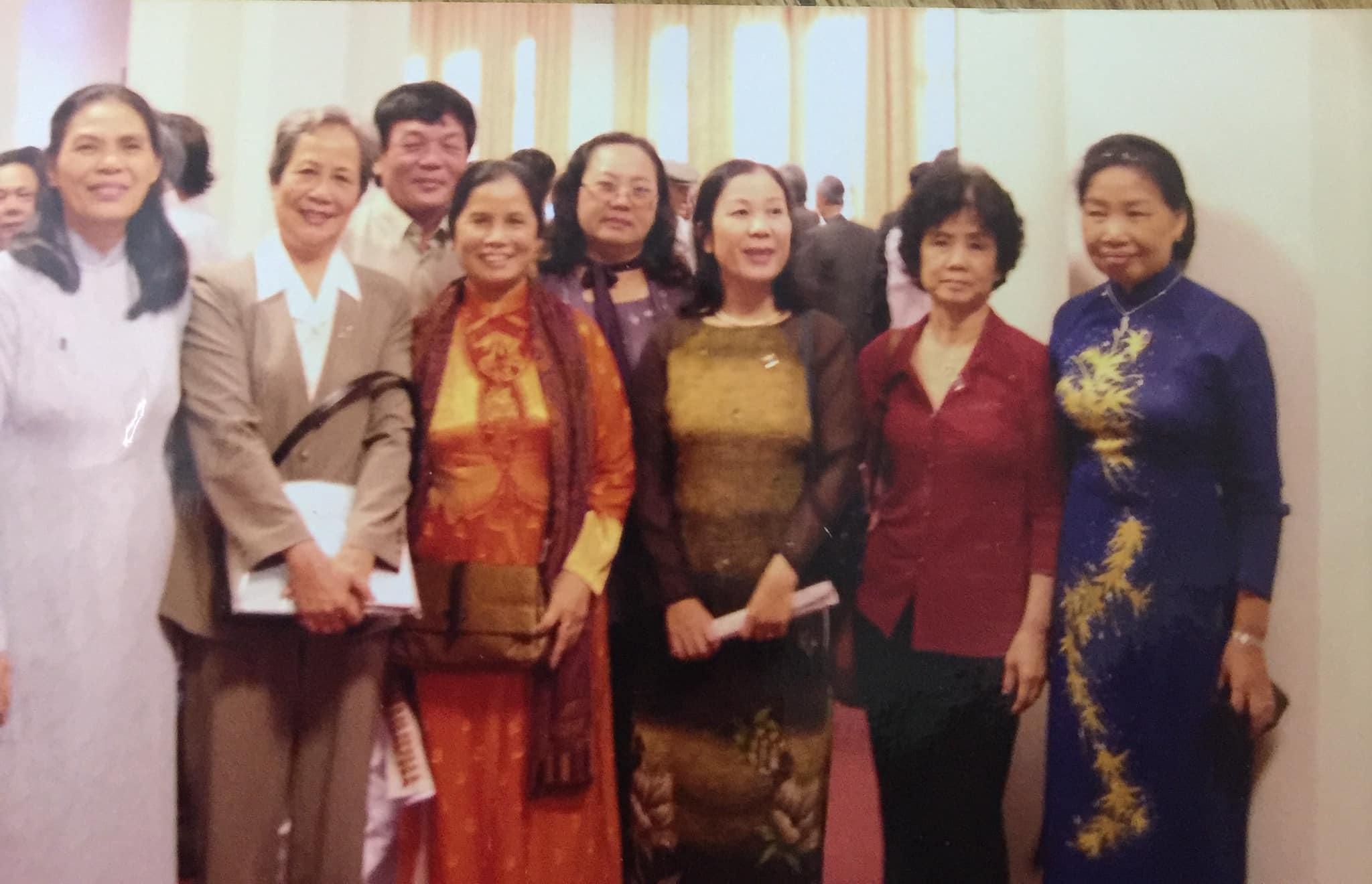 ນັກຂຽນບົດເລື່ອງ Hong Ngát ເລົ່າຄວາມຊົງຈຳຂອງການແຂວນໄກ່ໄວ້ເທິງລົດເພື່ອຮັບນັກກະວີ Lam Thi My Da - 2 Biên kịch Hồng Ngát kể kỷ niệm treo gà ở xe đi đón nhà thơ Lâm Thị Mỹ Dạ - 2