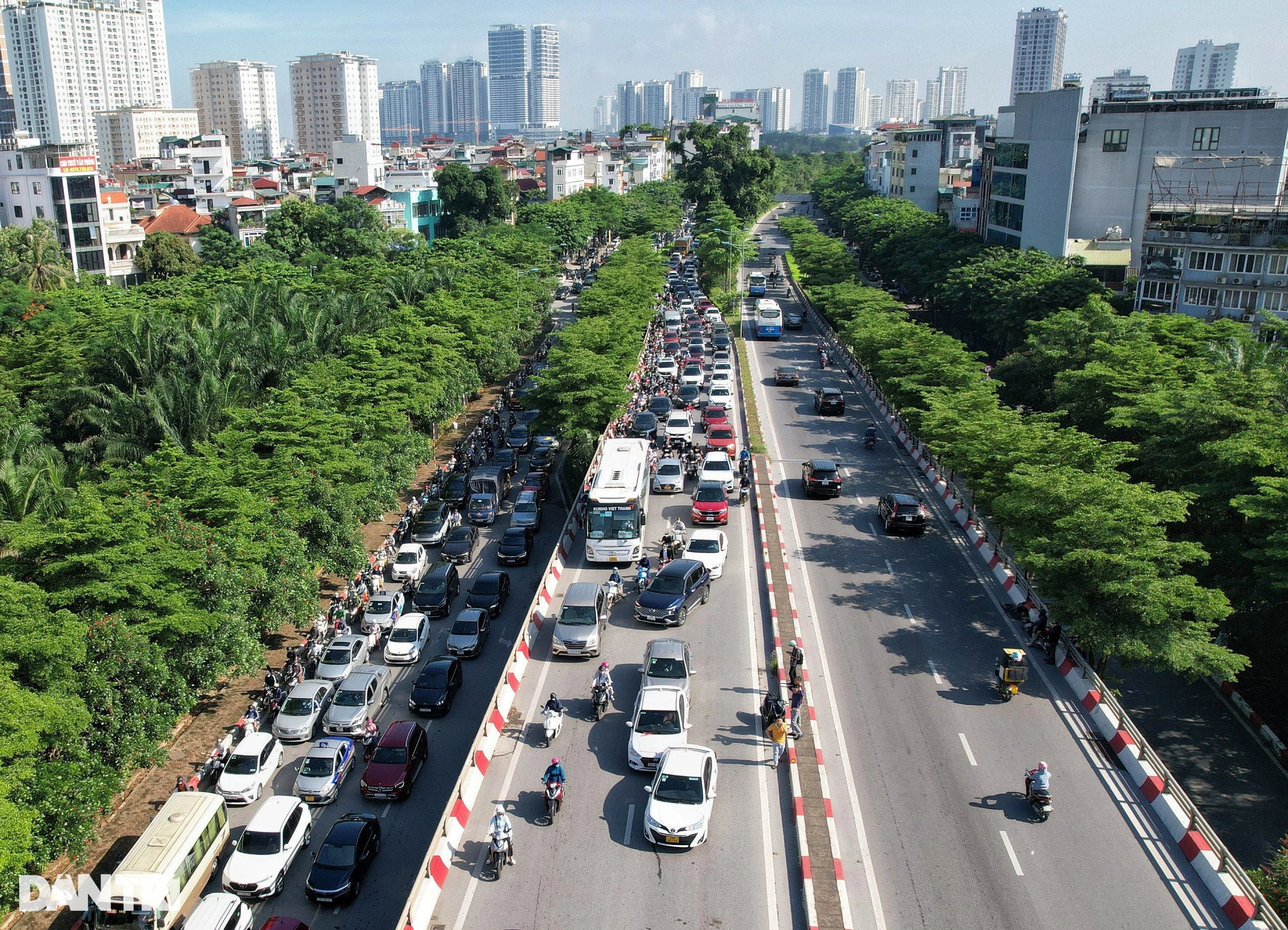 3 ô tô húc đuôi nhau, dòng xe chôn chân dưới nắng nóng - 3