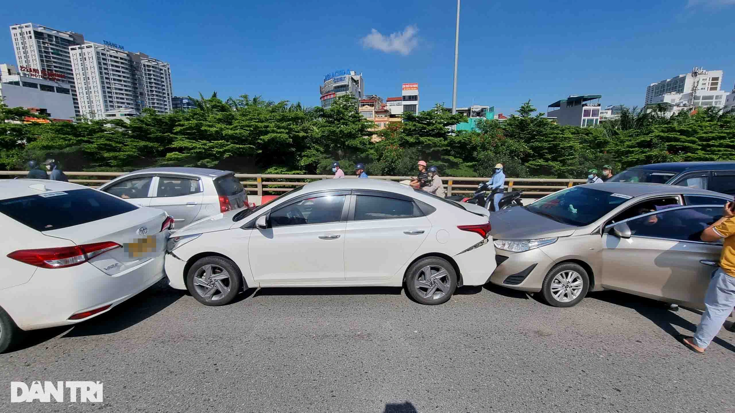 3 ô tô húc đuôi nhau, dòng xe chôn chân dưới nắng nóng - 1