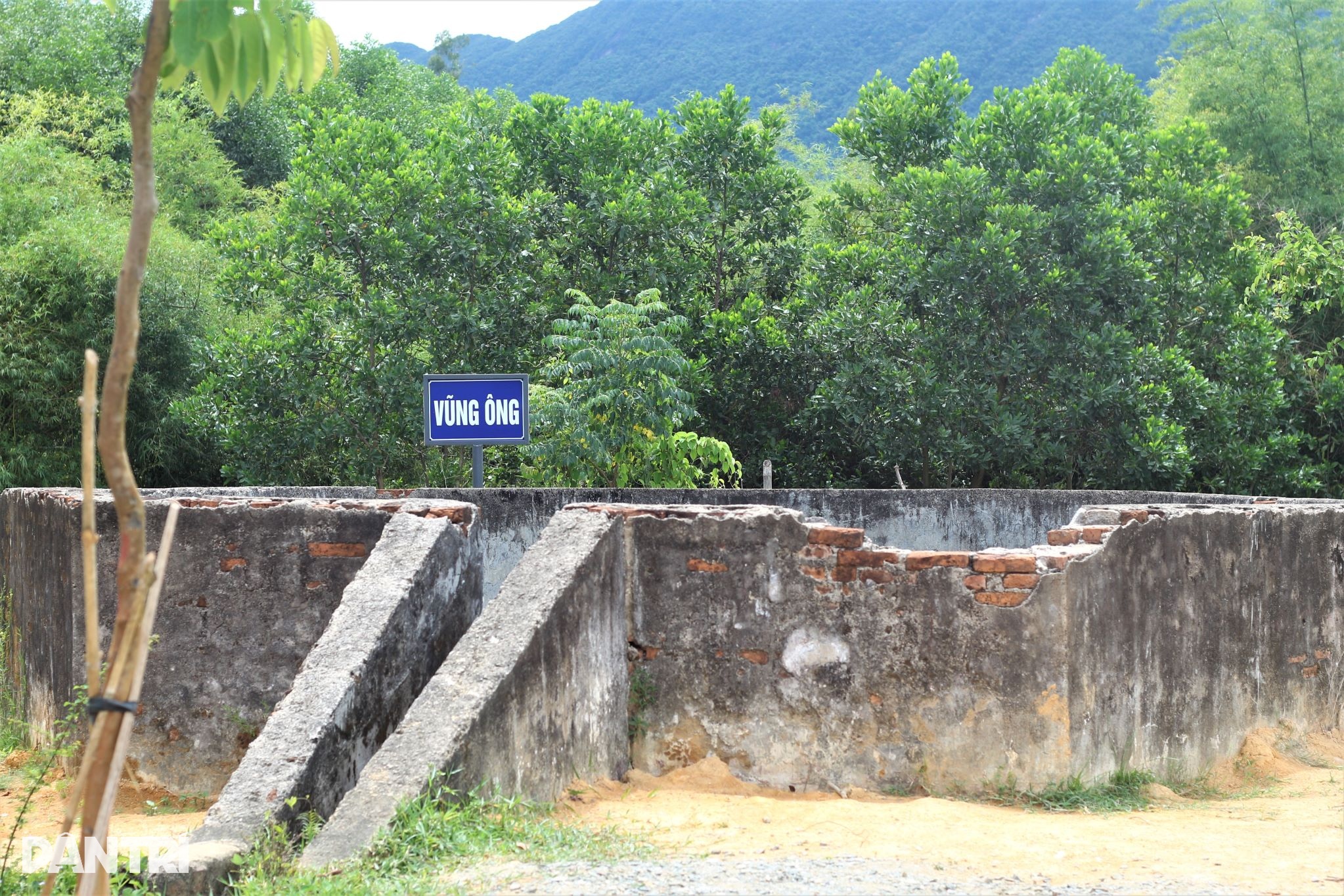 View - Độc đáo nước suối sôi sùng sục bốc khói ngày đêm ở Quảng Nam | Báo Dân trí