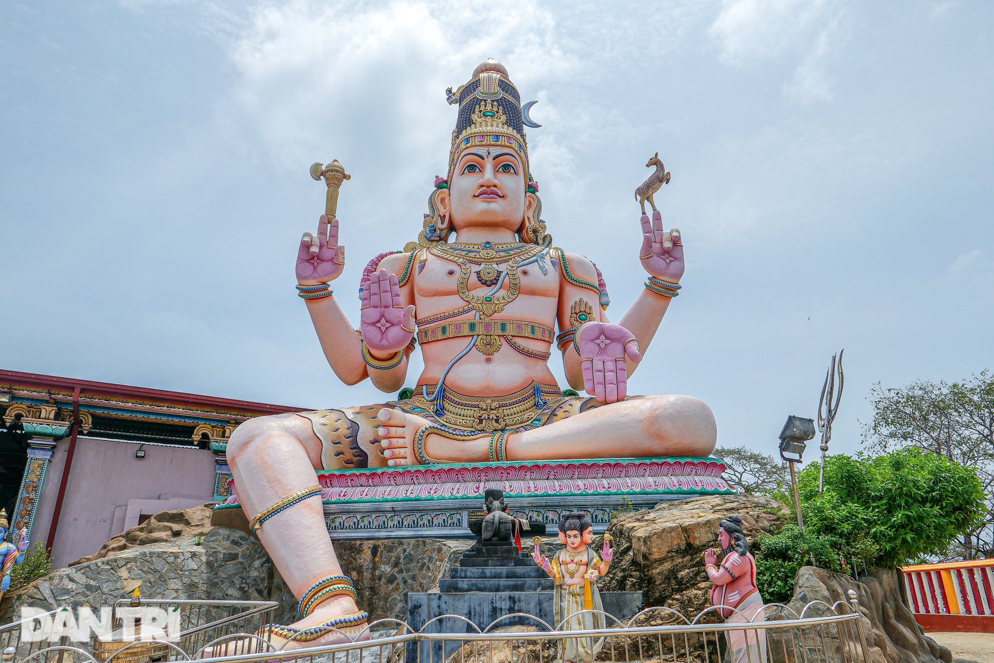 View - Ngôi đền "cầu con" ngàn năm tuổi, nằm cheo leo bên bờ Ấn Độ Dương | Báo Dân trí