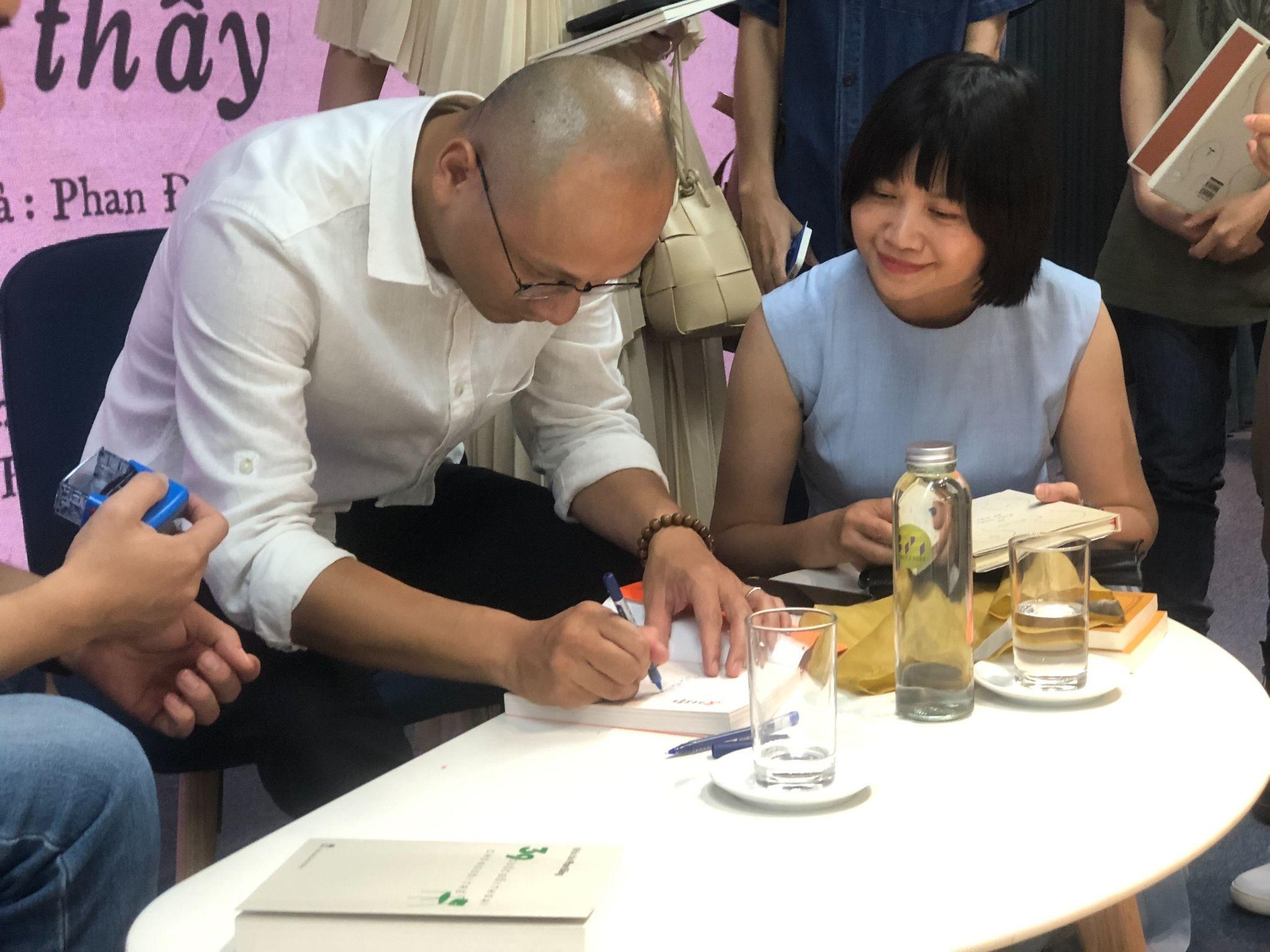 Журналіст Фан Данг презентує свою книгу «39 коротких медитацій для перегляду – 3» Nhà báo Phan Đăng ra mắt cuốn sách 39 đoản thiền để thấy - 3