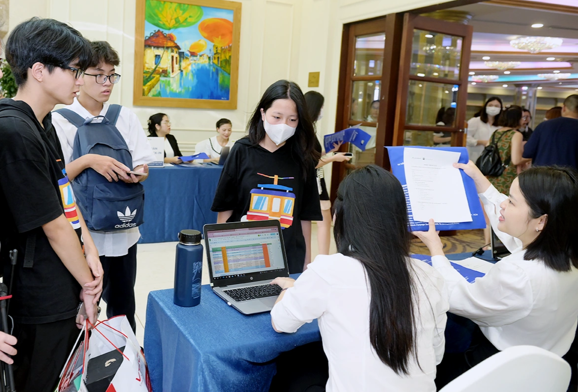 ໄປເຮັດວຽກເປັນພໍ່ຄົວ ຫຼື ຊ່າງທໍ່ນ້ຳ ຢູ່ຕ່າງປະເທດໄດ້ເງິນເດືອນສູງກວ່າພະນັກງານລັດຖະກອນ - 2 Xuất ngoại làm đầu bếp, sửa ống nước, lương cao hơn công chức - 2